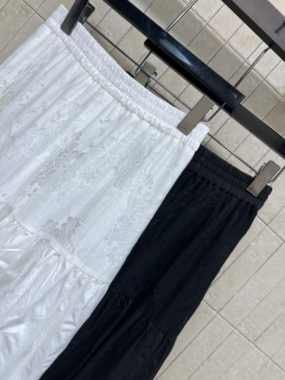 MIU家 26夏季新款 蕾丝松紧腰半裙 采用棉质混纺面料 精致镂空蕾丝 层次感满满 裙摆自然垂坠 松紧腰