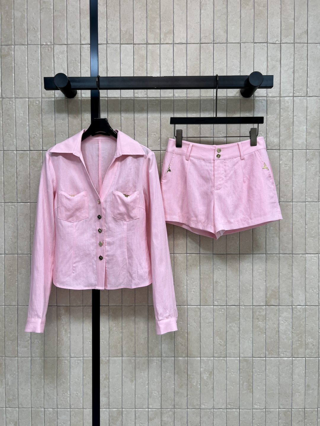 NO:842713,L's 26 new summer style V-neck shirt suit V-neck shirt + high-waisted shorts Linen fabric Breathable and comfortable Clean tailoring optimizes body proportions Exquisite metal buckles and embroidered logo embellishment details Simple and elegant, suitable for commuting, daily use, and dating Two colors and three codes Size/S-M-L,, louis vuitton, shorts, shirts,19860909L家 26夏季新款 V领衬衫套装 V领衬衫+高腰短裤 亚麻面料 透气舒适 利落剪裁优化身材比例 精致金属扣与刺绣标识点缀细节 简约大气 通勤 日常 约会都适配 两色三码Size/S-M-L,,louis vuitton,shorts,shirts,,Women's clothing