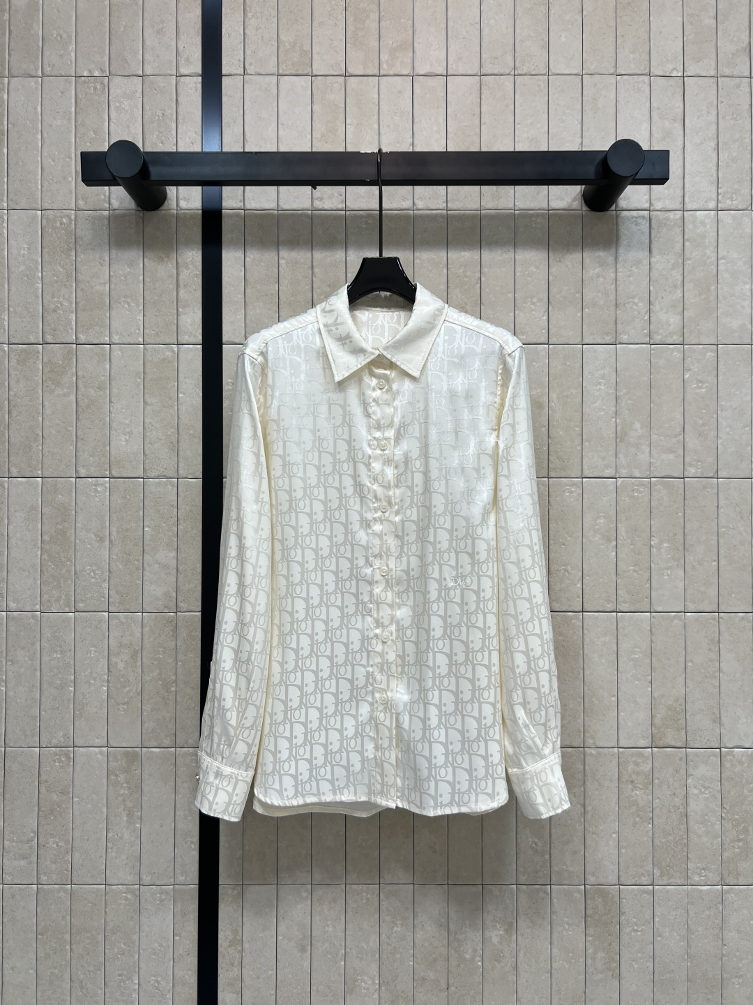 NO:843507,D Home 26 new summer style lapel jacquard shirt. Made of light and breathable fabric. Super comfortable to wear in summer. Jacquard lettering all over. Classic lapel + single row of buttons. Clean cut. Adjustable cuffs. Perfect details. Whether commuting or casual. It is elegant when paired with trousers or jeans. Easily create a high-end look. Two colors and four codes. Size/S-M-L-XL,, dior, jeans, shirts,19860909D家 26夏季新款 翻领提花衬衫 采用轻薄透气面料 夏天穿超舒服 满身字母提花 经典翻领+单排纽扣 剪裁利落 袖口可调节 细节满分 无论通勤还是休闲 搭配西裤或牛仔裤都很优雅 轻松打造高级感穿搭 两色四码Size/S-M-L-XL,,dior,jeans,shirts,,Women's clothing