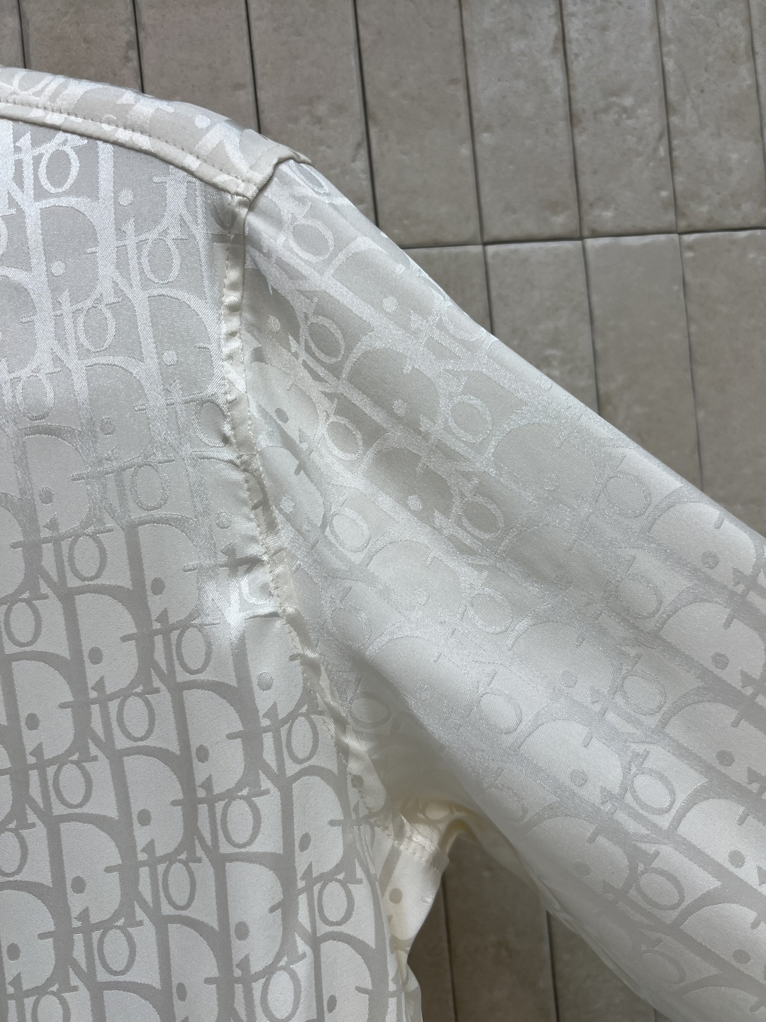 D家 26夏季新款 翻领提花衬衫 采用轻薄透气面料 夏天穿超舒服 满身字母提花 经典翻领+单排纽扣 剪裁