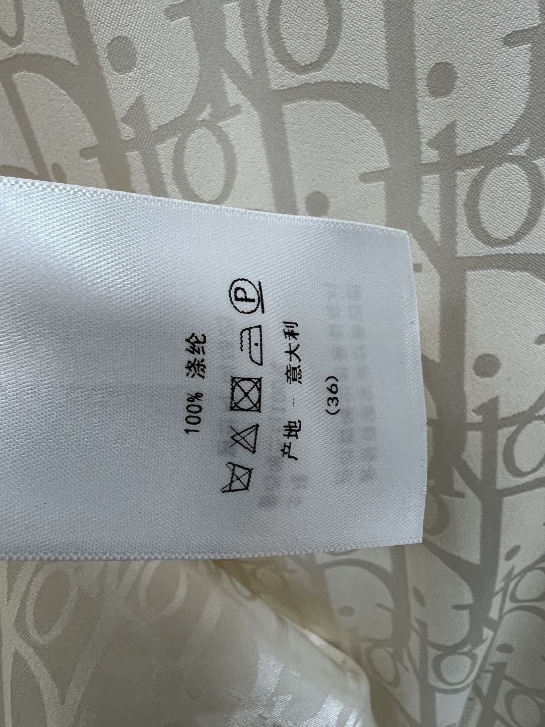 D家 26夏季新款 翻领提花衬衫 采用轻薄透气面料 夏天穿超舒服 满身字母提花 经典翻领+单排纽扣 剪裁