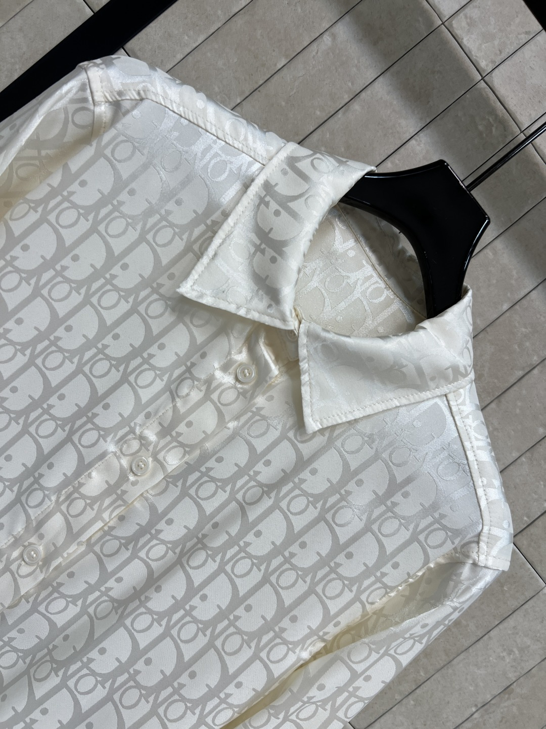 D家 26夏季新款 翻领提花衬衫 采用轻薄透气面料 夏天穿超舒服 满身字母提花 经典翻领+单排纽扣 剪裁