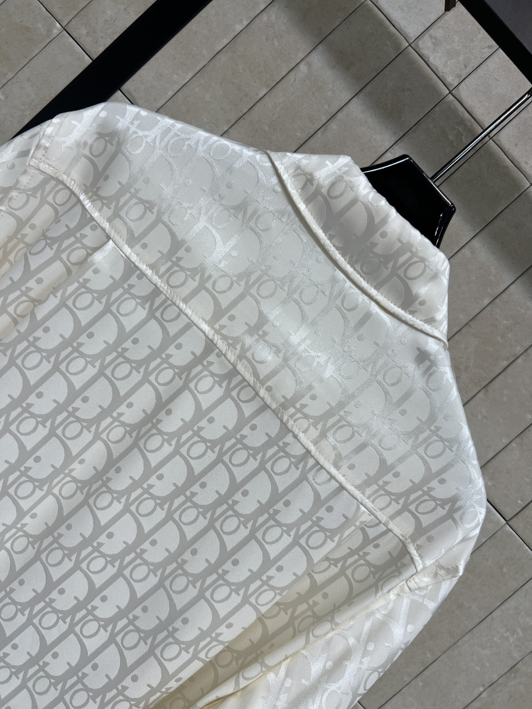 D家 26夏季新款 翻领提花衬衫 采用轻薄透气面料 夏天穿超舒服 满身字母提花 经典翻领+单排纽扣 剪裁