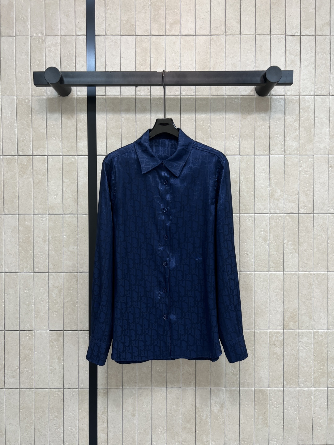 D家 26夏季新款 翻领提花衬衫 采用轻薄透气面料 夏天穿超舒服 满身字母提花 经典翻领+单排纽扣 剪裁