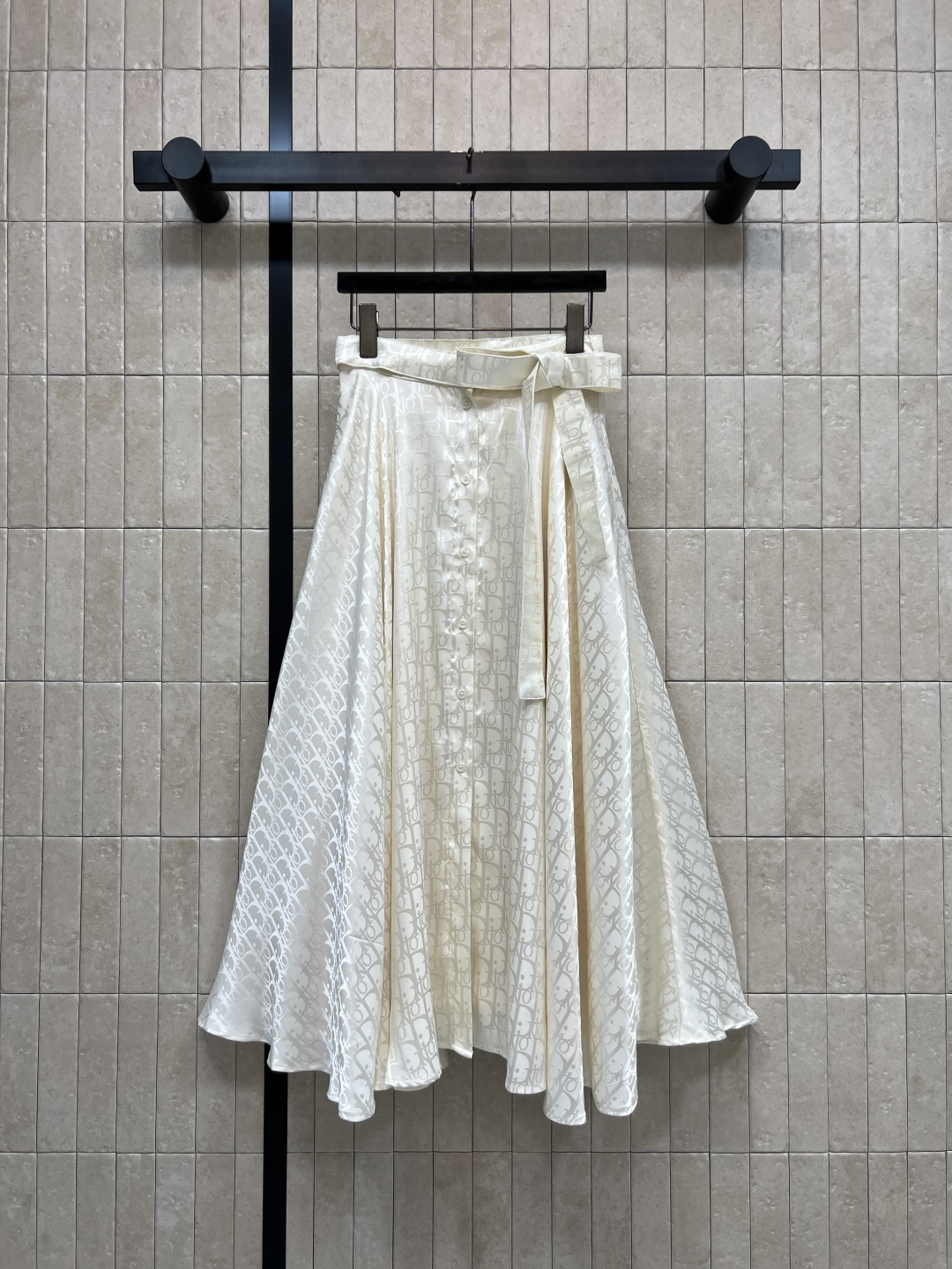 NO:843513,D's 26 new summer style jacquard belt skirt with built-in drape, skin-friendly and breathable, high-waisted A-line umbrella skirt silhouette, can be adjusted freely with the same fabric belt, single-breasted button down the front, full of details, classic presbyopia printed all over, low-key and simple, suitable for all styles, can be worn for daily commuting, dating, and travel. Two colors and four codes, Size/S-M-L-XL,, dior, skirts,19860909D家 26夏季新款 提花腰带半裙 自带垂坠感 亲肤透气 高腰A字伞裙廓形 搭配同面料腰带可自由调节 前襟单排扣下来 细节满满 经典老花满印 低调简约 适配所有风格 日常 通勤 约会 出游都能穿 两色四码Size/S-M-L-XL,,dior,skirts,,Women's clothing