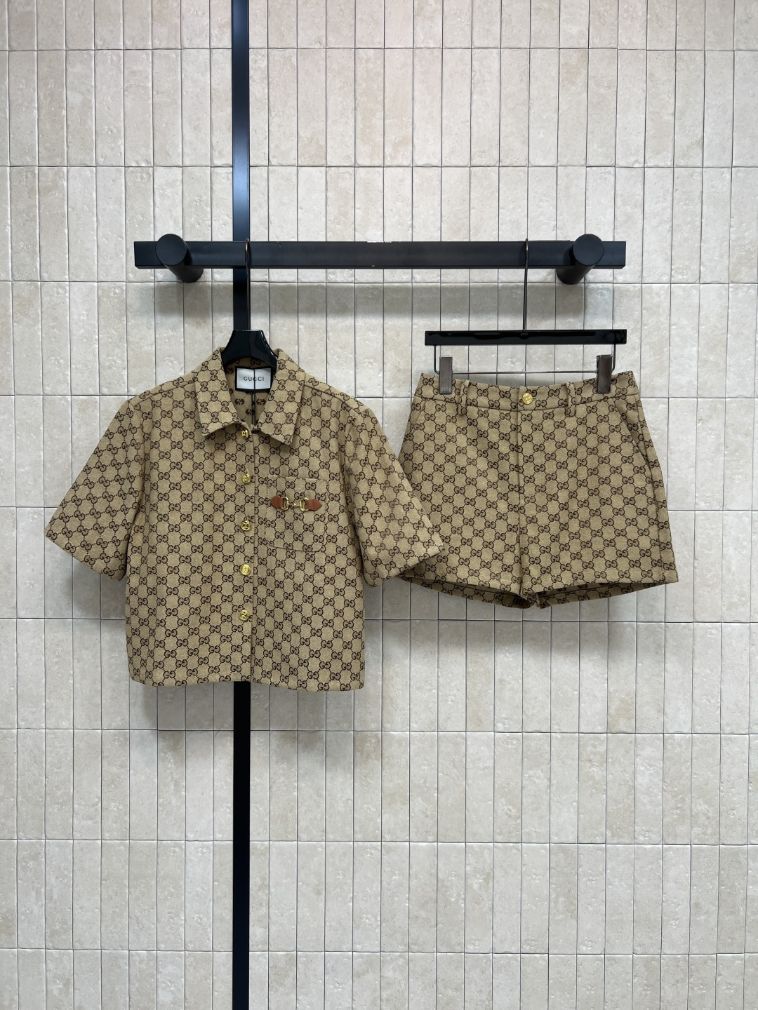 NO:843519,G Home 26 new summer style GG jacquard short-sleeved suit, lapel short sleeves + high-waisted shorts, single-row gold buttons + metal horsebit decoration on the front, exquisite and recognizable details. Same series of high-waisted A-line shorts, single-button design at the waist, optimized waist and abdomen lines, suitable for commuting, leisure, travel and other scenes. Three sizes in one color, Size/S-M-L,, gucci, shorts, T-shirt,19860909G家 26夏季新款 GG提花短袖套装 翻领短袖+高腰短裤 单排金扣+前襟金属马衔扣装饰 细节精致又有辨识度 同系列高腰A字短裤 腰头单扣设计 优化腰腹线条 适配通勤 休闲 出游等多种场景 一色三码Size/S-M-L,,gucci,shorts,T-shirt,,Women's clothing