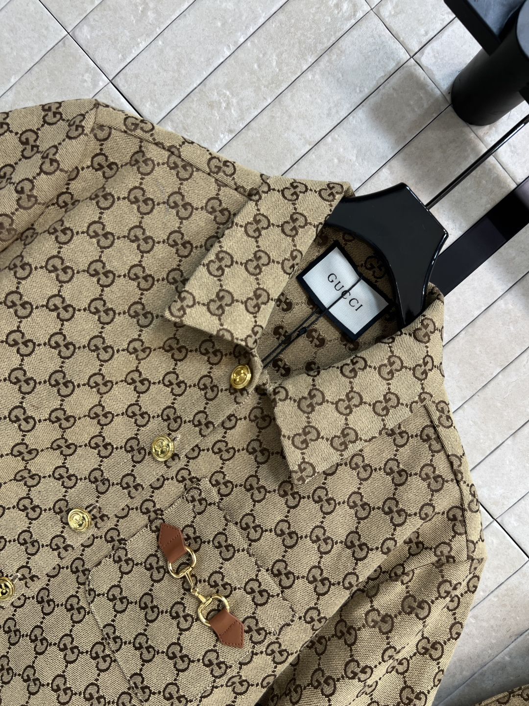 G家 26夏季新款 GG提花短袖套装 翻领短袖+高腰短裤 单排金扣+前襟金属马衔扣装饰 细节精致又有辨识