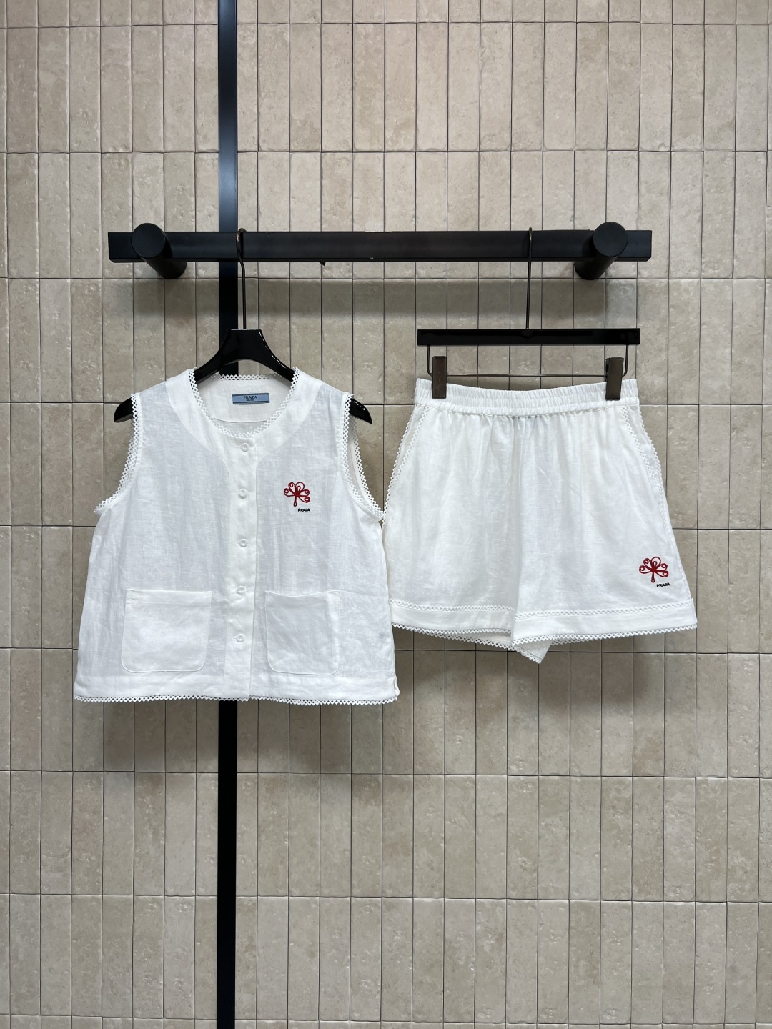NO:843484,PD Home 26 new summer style embroidered sleeveless suit, round neck sleeveless top + elastic waist shorts, made of fabric, single-breasted placket design, with hemming, waistband is friendly to all waist sizes, loose trouser legs to modify the leg shape, with exquisite red embroidered logo, exquisite details, can be worn for travel, home, and dates. Three sizes in one color, Size/S-M-L,, dior, shorts,19860909PD家 26夏季新款 刺绣无袖套装 圆领无袖上衣+松紧腰短裤 采用面料面料 门襟单排扣设计 搭配包边 腰头对各种腰围都友好 宽松裤腿修饰腿型 搭配精致的红色刺绣logo 细节精致 出游 居家 约会都能穿 一色三码Size/S-M-L,,dior,shorts,,Women's clothing