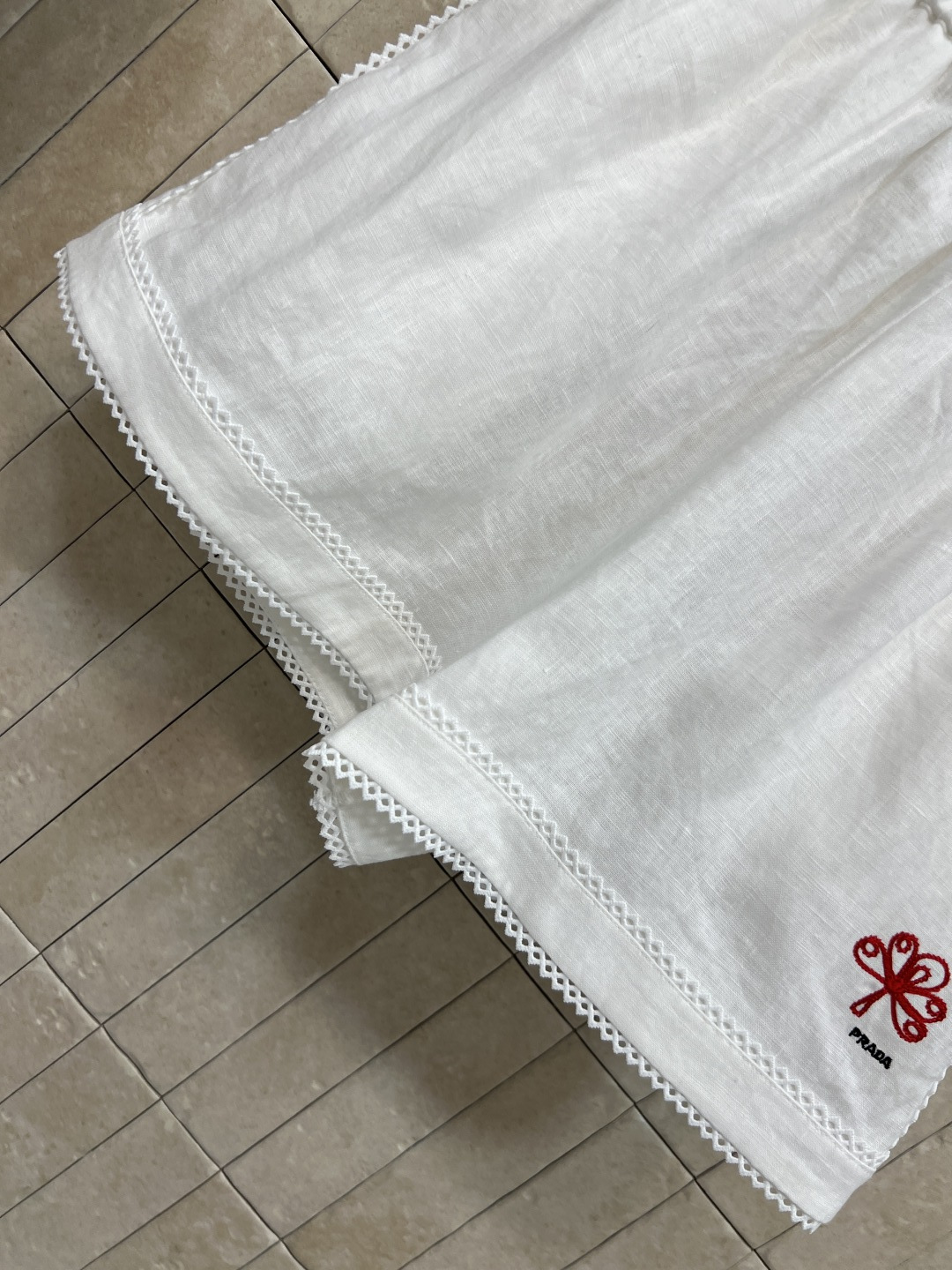 PD家 26夏季新款 刺绣无袖套装 圆领无袖上衣+松紧腰短裤 采用面料面料 门襟单排扣设计 搭配包边 腰