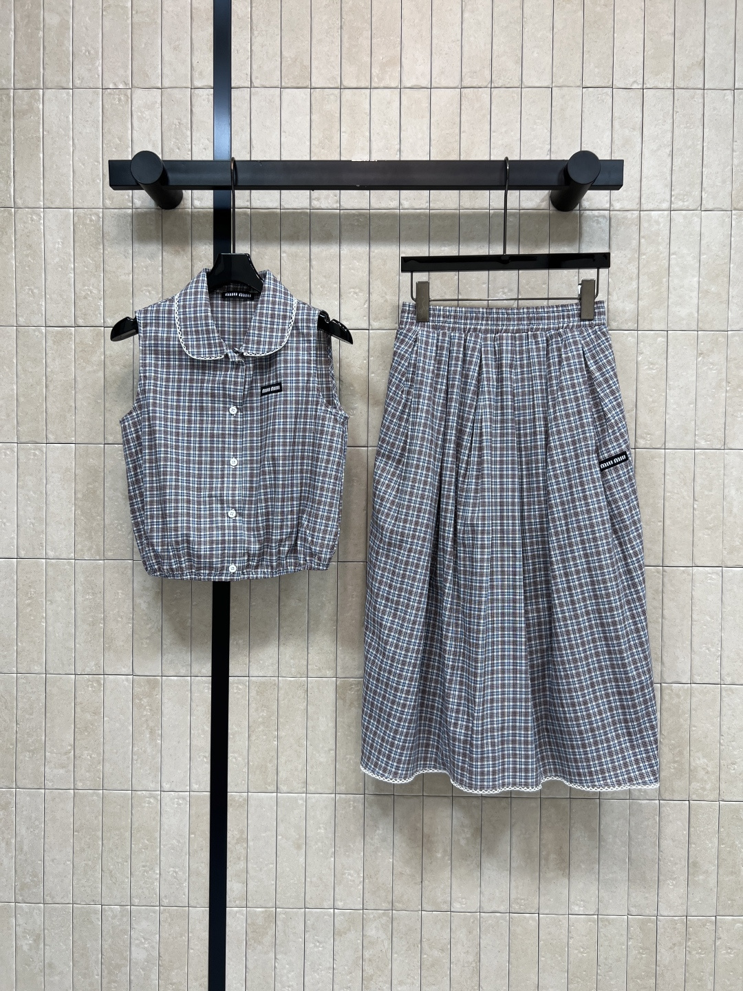 NO:843491,MIU home 26 new summer style plaid sleeveless suit, lapel sleeveless top + skirt, the fabric is crisp and stylish, not soft and slumped, the loose silhouette hides all the flesh, the short design of the top, the elastic waist design is not flattering on the figure, the contrasting color hemming, the details are exquisite, suitable for commuting, dating, travel and other scenarios, one color, three sizes, Size/S-M-L,,miumiu,skirts,19860909MIU家 26夏季新款 格纹无袖套装 翻领无袖上衣+半裙 面料挺括有型 不会软塌塌 宽松的廓形藏住所有肉肉上衣短款设计 松紧腰设计不挑身材 撞色包边 细节精致 适配通勤 约会 出游等多种场景 一色三码Size/S-M-L,,miumiu,skirts,,Women's clothing