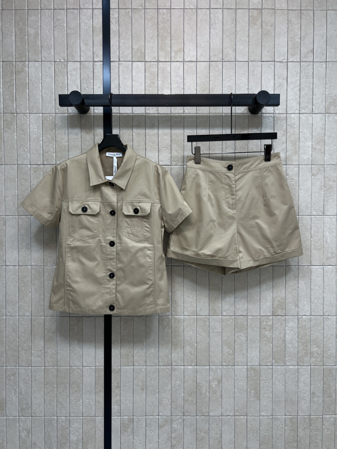 NO:843531,Tops Shorts D Home 26 new summer khaki short-sleeved suit Short-sleeved shirt top + shorts The fabric is crisp and stylish The logo embroidered on the chest is low-key and exquisite Short tailoring series High-waisted A-line shorts Single-button design at the waist Loose fit No body type Suitable for commuting, leisure, travel and other scenarios Three sizes in one color Size/S-M-L,, dior, shorts, shirts, T-shirt,19860909上衣 短裤 D家 26夏季新款 卡其色短袖套装 短袖衬衫上衣+短裤 面料挺括有型 胸前刺绣logo低调精致 短款剪裁 系列高腰A字短裤 腰头单扣设计 版型宽松 不挑身材 适配通勤 休闲 出游等多种场景 一色三码Size/S-M-L,,dior,shorts,shirts,T-shirt,,Women's clothing