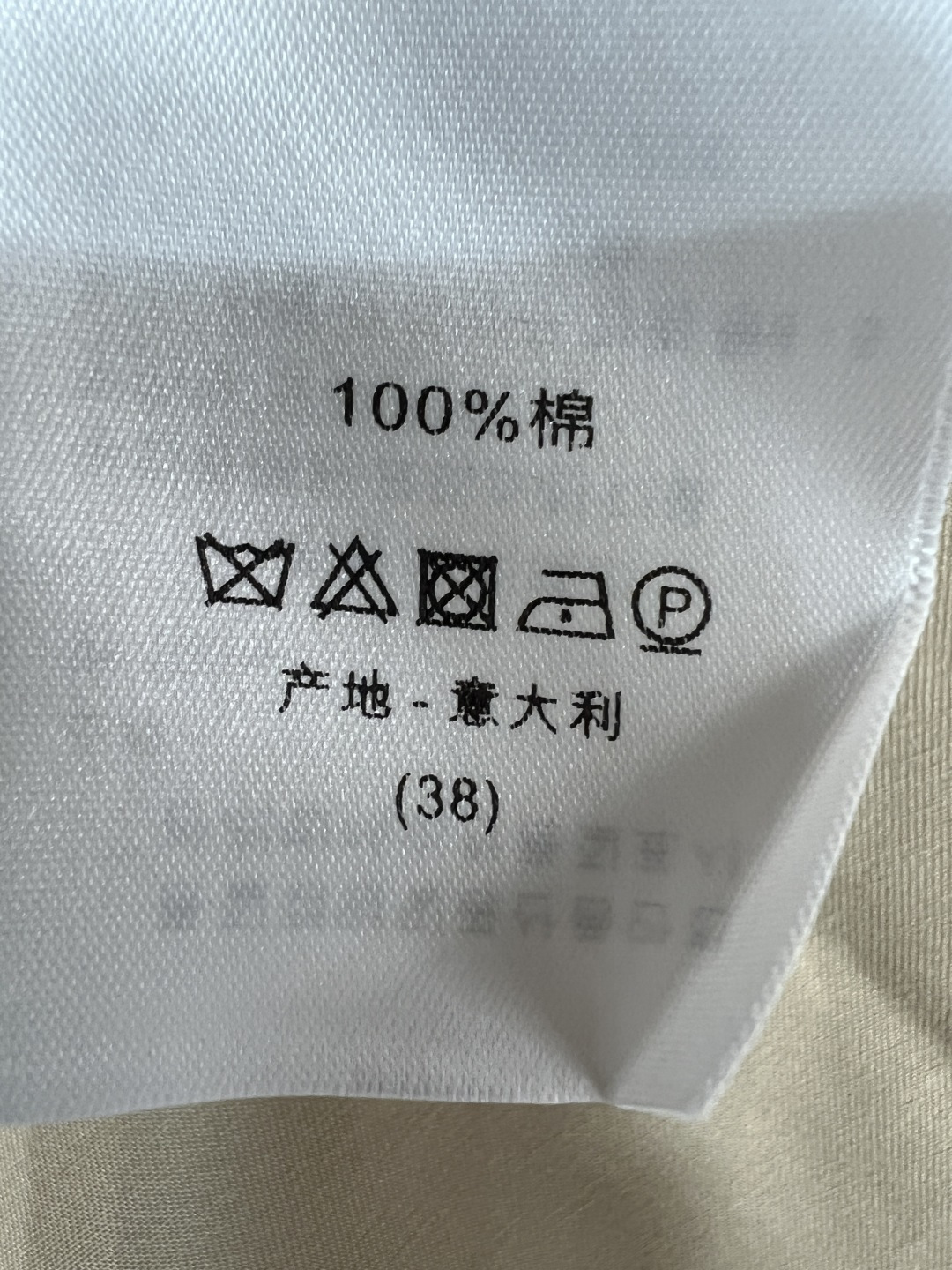 D家 26夏季新款 卡其色收腰连衣裙 采用棉质面料 挺阔不易皱 通勤日常都很适合 衬衫式剪裁+腰带设计 