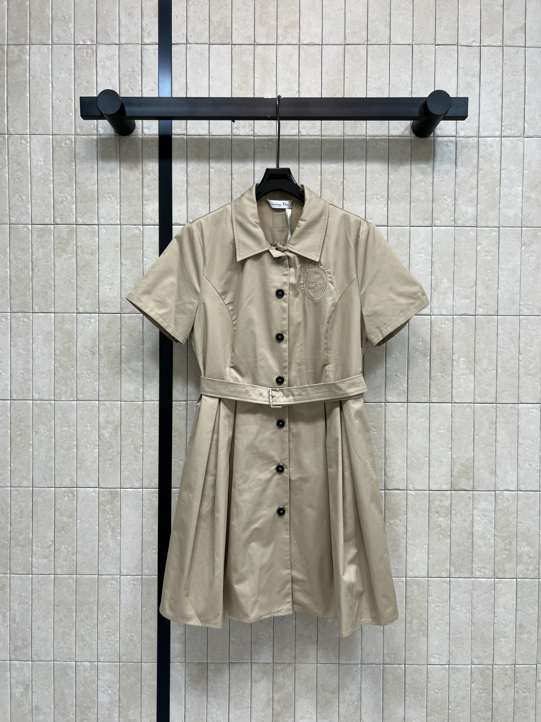 NO:843503,D Home 26 new summer khaki waist dress. Made of cotton fabric. Very wide and not easy to wrinkle. Suitable for daily commuting. Shirt-style tailoring + belt design to modify the waist-to-hip ratio. The brand embroidery on the chest is very recognizable. The black buttons add a casual temperament. Easily cope with various occasions. Perfect temperament. Three sizes in one color, Size/S-M-L,, dior, skirts, shirts,19860909D家 26夏季新款 卡其色收腰连衣裙 采用棉质面料 挺阔不易皱 通勤日常都很适合 衬衫式剪裁+腰带设计 修饰腰臀比例 胸前品牌刺绣超有辨识度 黑色纽扣增添率性气质 轻松应对多种场合 气质满分 一色三码Size/S-M-L,,dior,skirts,shirts,,Women's clothing
