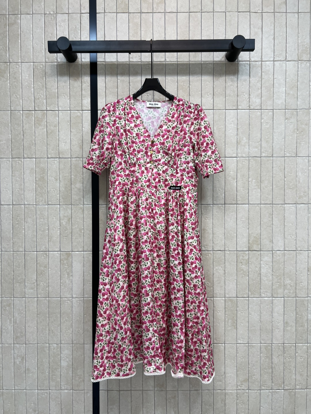 NO:843515,MIU Home 26 new summer style V-neck floral dress, French V-neck + waist design, elegant and slimming!  The silk fabric is light and breathable. The skirt has cherry florals. It is full of girly feeling for dates, vacations and other occasions. The V-neck modifies the neck line. The waist is narrowed to highlight the body proportions. Niche design. Practical and fashionable. One color and three sizes. Size/S-M-L,,miumiu,skirts,real silk,19860909MIU家 26夏季新款 V领碎花连衣裙 法式V领+收腰设计优雅又显瘦！真丝面料轻盈透气 裙身樱桃碎花 少女感满满约会 度假等多场合 V领修饰颈部线条 收腰凸显身材比例 小众设计感 实用又时髦 一色三码Size/S-M-L,,miumiu,skirts,real silk,,Women's clothing