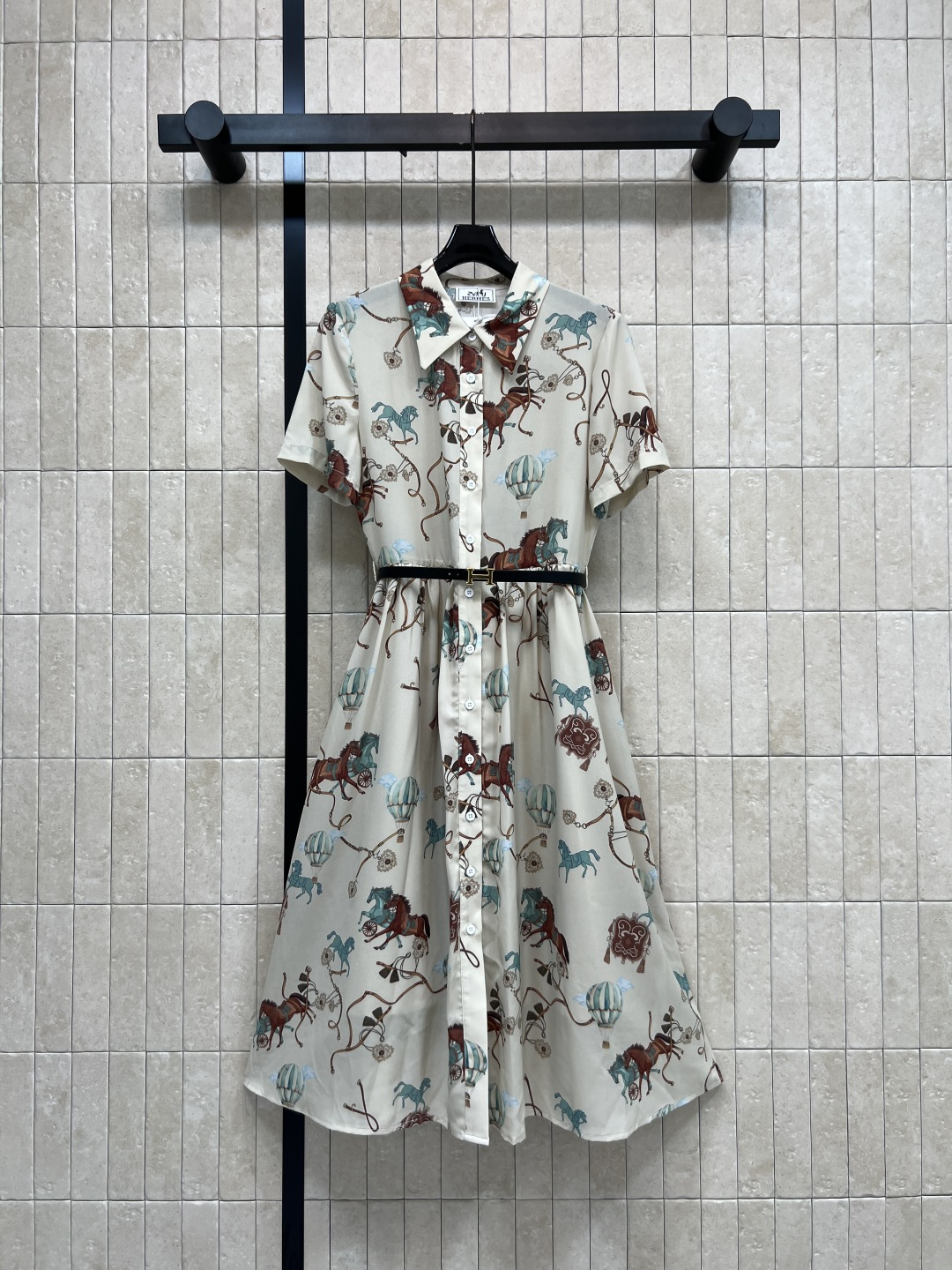 NO:843527,H Home 26 new summer style waist dress. It is made of light and thin fabrics. It feels smooth and breathable. It is very comfortable to wear in summer. It has a horse flower pattern on the bottom. It is retro and modern. It is full of artistic sense. Short-sleeved lapel shirt design. Front invisible zipper. Belt to tighten the waist. Modifies the body shape and is super slim. Suitable for daily commuting. Two colors and three sizes, Size/S-M-L,,skirts,shirts,T-shirt,19860909H家 26夏季新款 收腰连衣裙 采用轻薄面料 触感柔滑 透气性超赞 夏天穿超舒服 底配马匹花卉图案 复古又现代 艺术感满满 短袖翻领衬衫设计 正面隐形拉链 腰带收腰 修饰身形超显瘦 日常通勤场合都很适合 两色三码Size/S-M-L,,skirts,shirts,T-shirt,,Women's clothing