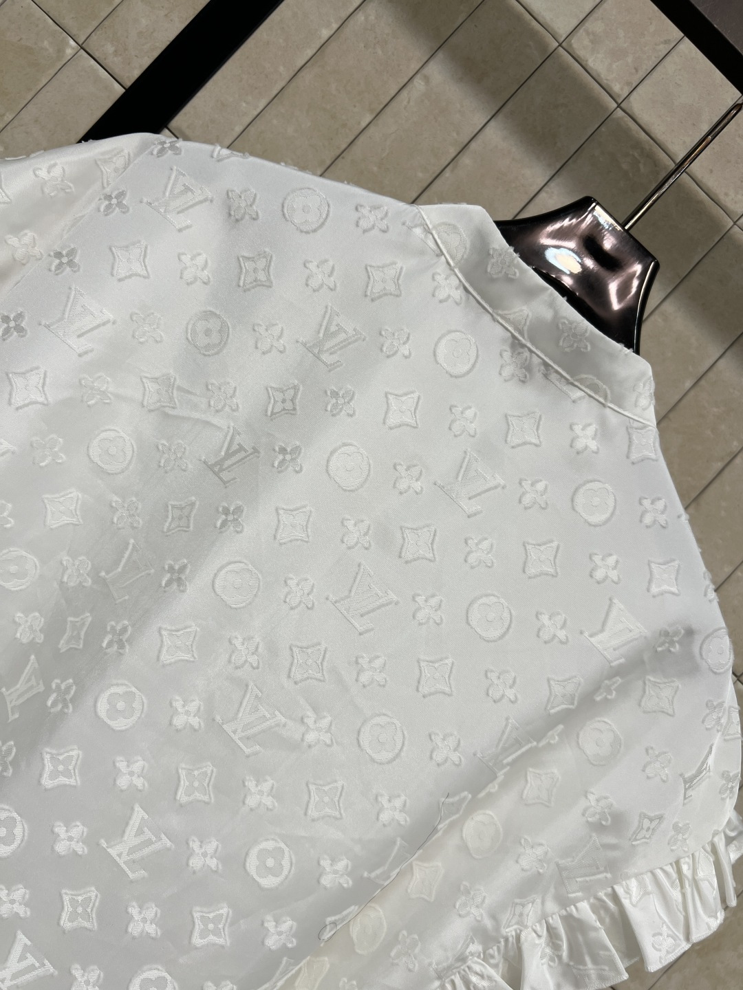 L家 26夏季新款 提花收腰连衣裙 采用精致镂空面料 立体提花超有质感 无领立领+金色盘扣 荷叶边短袖飘
