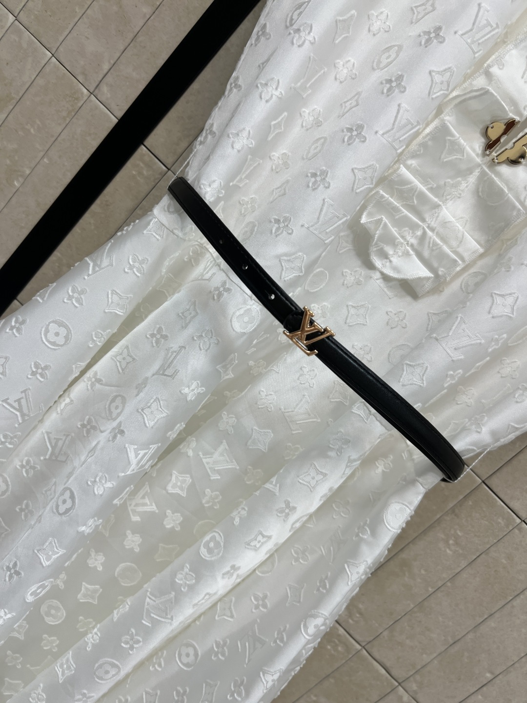 L家 26夏季新款 提花收腰连衣裙 采用精致镂空面料 立体提花超有质感 无领立领+金色盘扣 荷叶边短袖飘