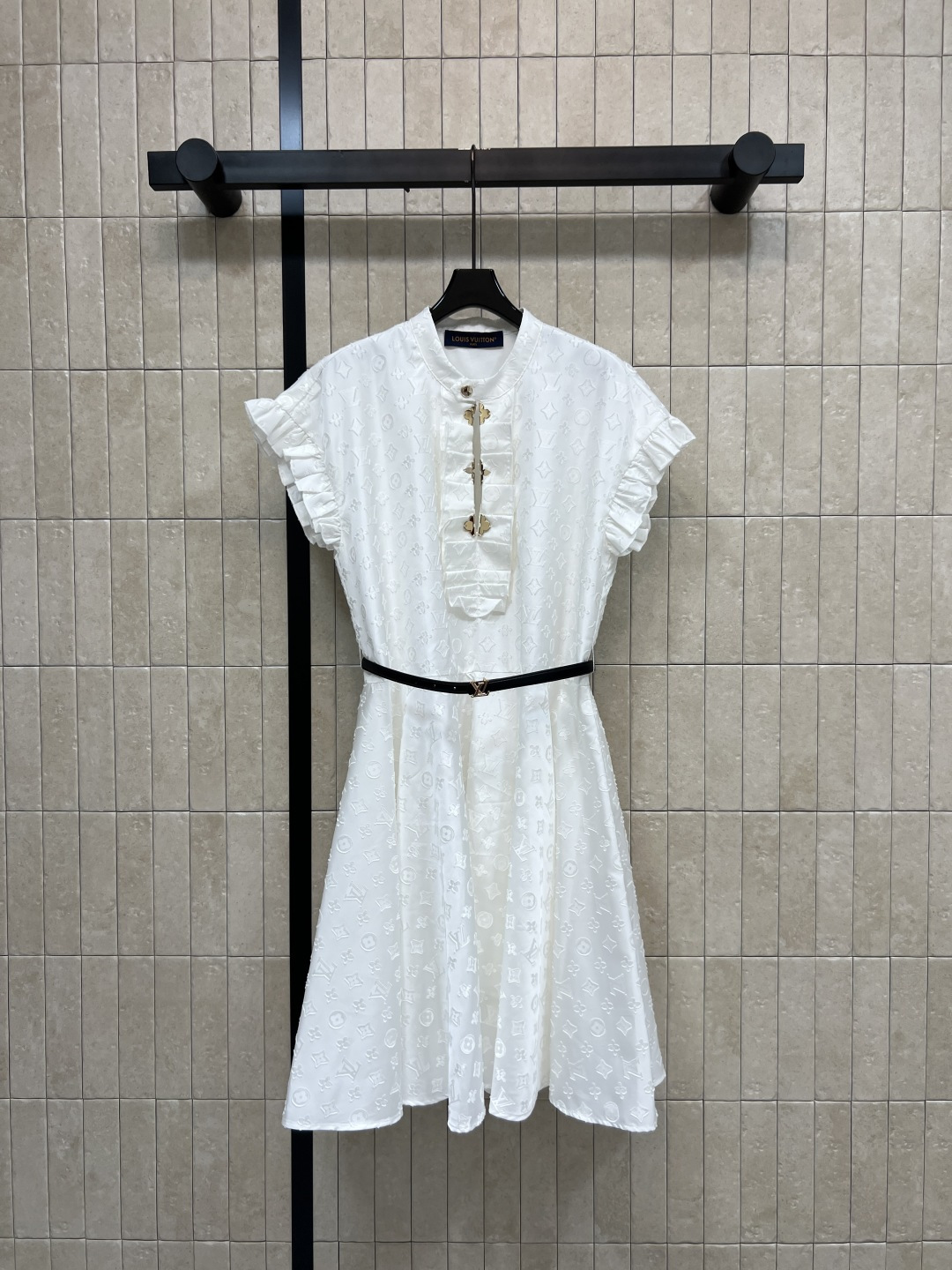 NO:843480,L's 26 new summer style jacquard waist dress Made of exquisite hollow fabric, three-dimensional jacquard is super textured, collarless stand-up collar + gold plate buckle, ruffled short sleeves are elegant and smart, black thin belt outlines the waistline, A-line skirt modifies the body shape, can be easily controlled for daily commuting or dating, elegant and comfortable, three sizes in one color, Size/S-M-L,, louis vuitton, skirts, T-shirt,19860909L家 26夏季新款 提花收腰连衣裙 采用精致镂空面料 立体提花超有质感 无领立领+金色盘扣 荷叶边短袖飘逸灵动 黑色细腰带勾勒腰线 A字裙摆修饰身形 日常通勤或约会都能轻松驾驭 优雅又舒适 一色三码Size/S-M-L,,louis vuitton,skirts,T-shirt,,Women's clothing
