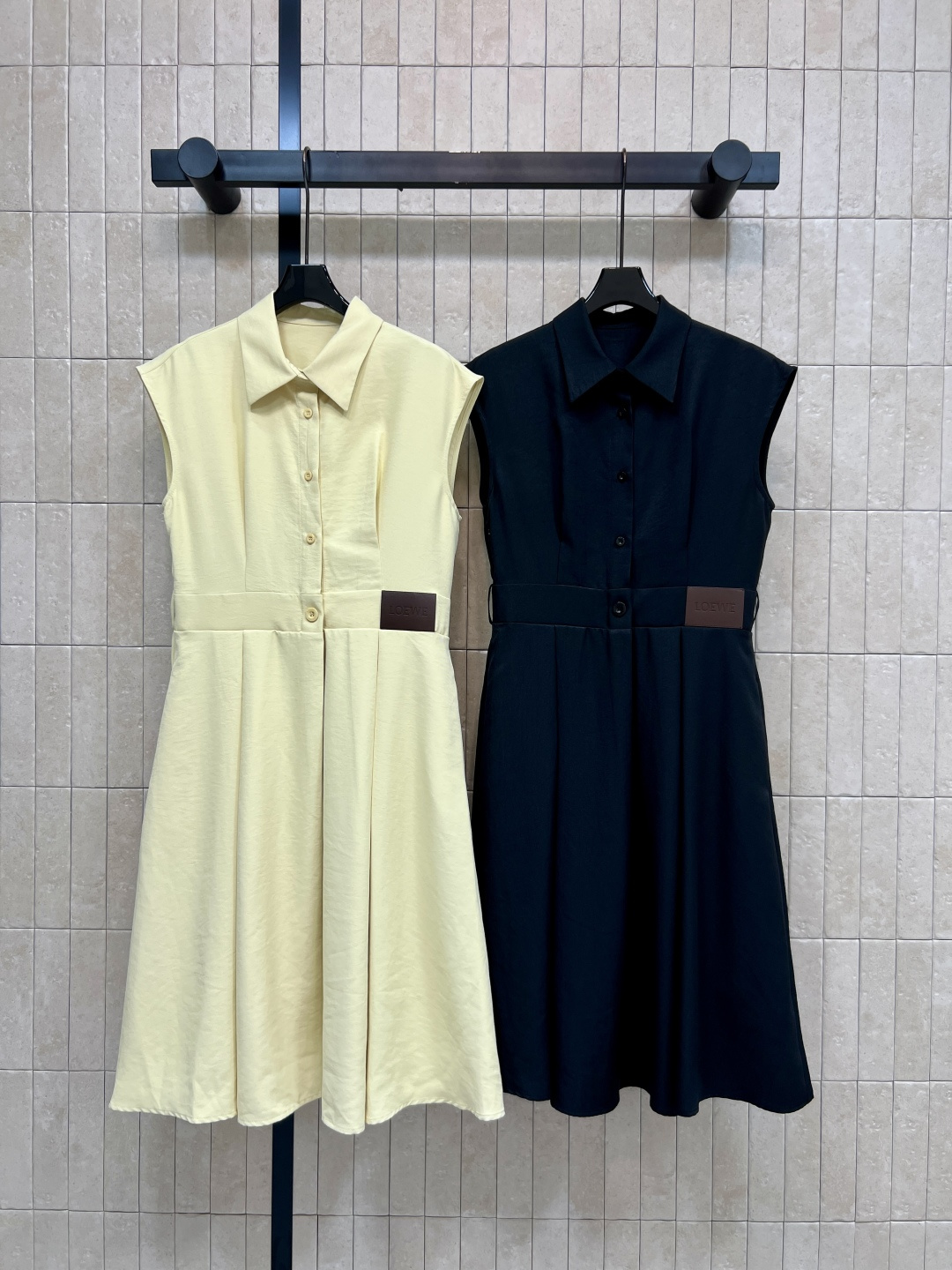 NO:843490,LW's 26th new summer style sleeveless shirt dress. The fabric is light and soft. The lapel cut is A-line skirt, which is very figure-friendly. The logo leather patch on the waist is very recognizable. The same color single-breasted design on the front. Easy to put on and take off. Can be worn for commuting, dating, and parties. Pair with sandals or small leather shoes. Easily switch styles. Two colors and three codes, Size/S-M-L,,sandals,skirts,shirts,19860909LW家 26夏季新款 无袖衬衫连衣裙 面料轻薄柔软 翻领剪裁 A字裙摆超显身材友好 腰部logo皮牌 超有辨识度 前襟同色系单排扣设计 穿脱方便 通勤 约会 聚会都能穿 搭配凉鞋或小皮鞋 轻松切换风格 两色三码Size/S-M-L,,sandals,skirts,shirts,,Women's clothing
