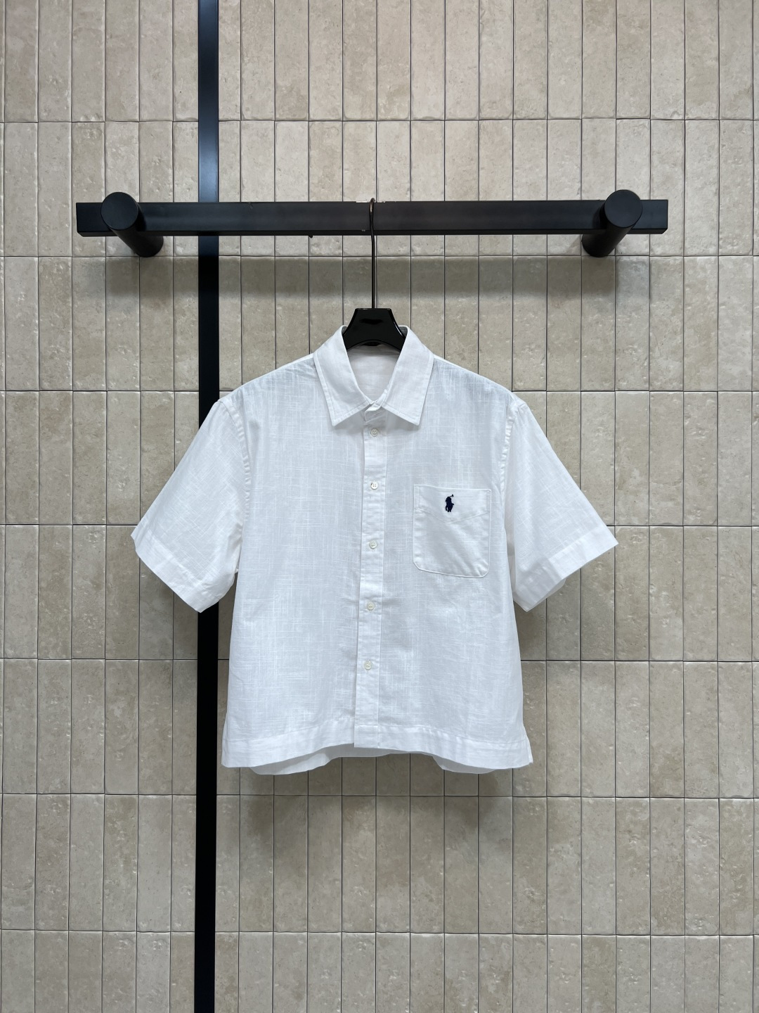 NO:843514,Pol's 26 new summer style short-sleeved shirt top, classic lapel + quarter-sleeve design, loose silhouette, casual and casual, super recognizable chest embroidery, perfect details, white, versatile, easy to manage for commuting and vacation, looks great with casual pants or shorts, cotton fabric is not easy to tear, practical and fashionable, three sizes in one color, Size/S-M-L,, louis vuitton, shorts, shirts, T-shirt,19860909pol家 26夏季新款 短袖衬衫上衣 经典翻领+五分袖设计 宽松廓形 随性又休闲 胸前刺绣超有辨识度 细节满分 白色百搭 通勤 度假都能轻松驾驭 搭休闲裤或短裤都很出彩 棉质面料不易撕裂 实用又时髦 一色三码Size/S-M-L,,louis vuitton,shorts,shirts,T-shirt,,Women's clothing