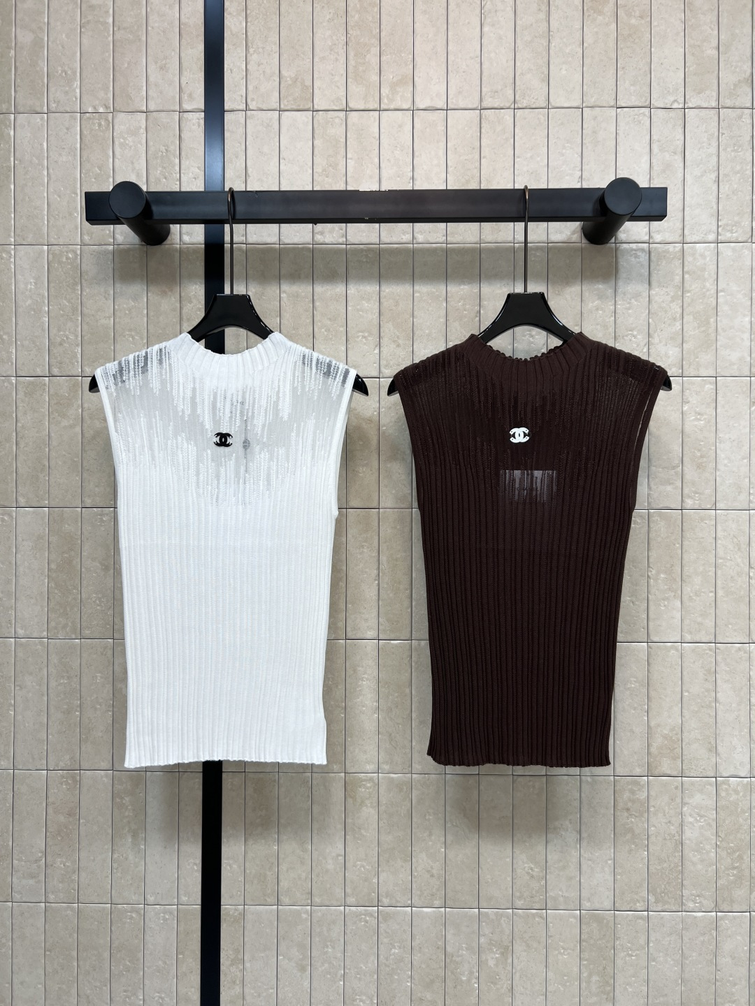 NO:843532,C Home’s 26 new summer style semi-transparent pitted sleeveless top. The upper part is made of micro-permeable mesh jacquard craftsmanship. It has a vague sense of perspective. The lower part is dense pitted strips. Small high collar + sleeveless design. Easy to handle at right angles. Suitable for commuting, dating, travel and other scenarios. It looks good alone or worn inside. Two colors and three sizes, Size/S-M-L,,chanel,19860909C家 26夏季新款 半透坑条无袖上衣 上半部分做了微透网纱提花工艺 隐约的透视感 下半部分是密实坑条 小高领+无袖设计 直角肩轻松拿捏 适配通勤 约会 出游等所有场景 单穿 内搭都好看 两色三码Size/S-M-L,,chanel,,Women's clothing