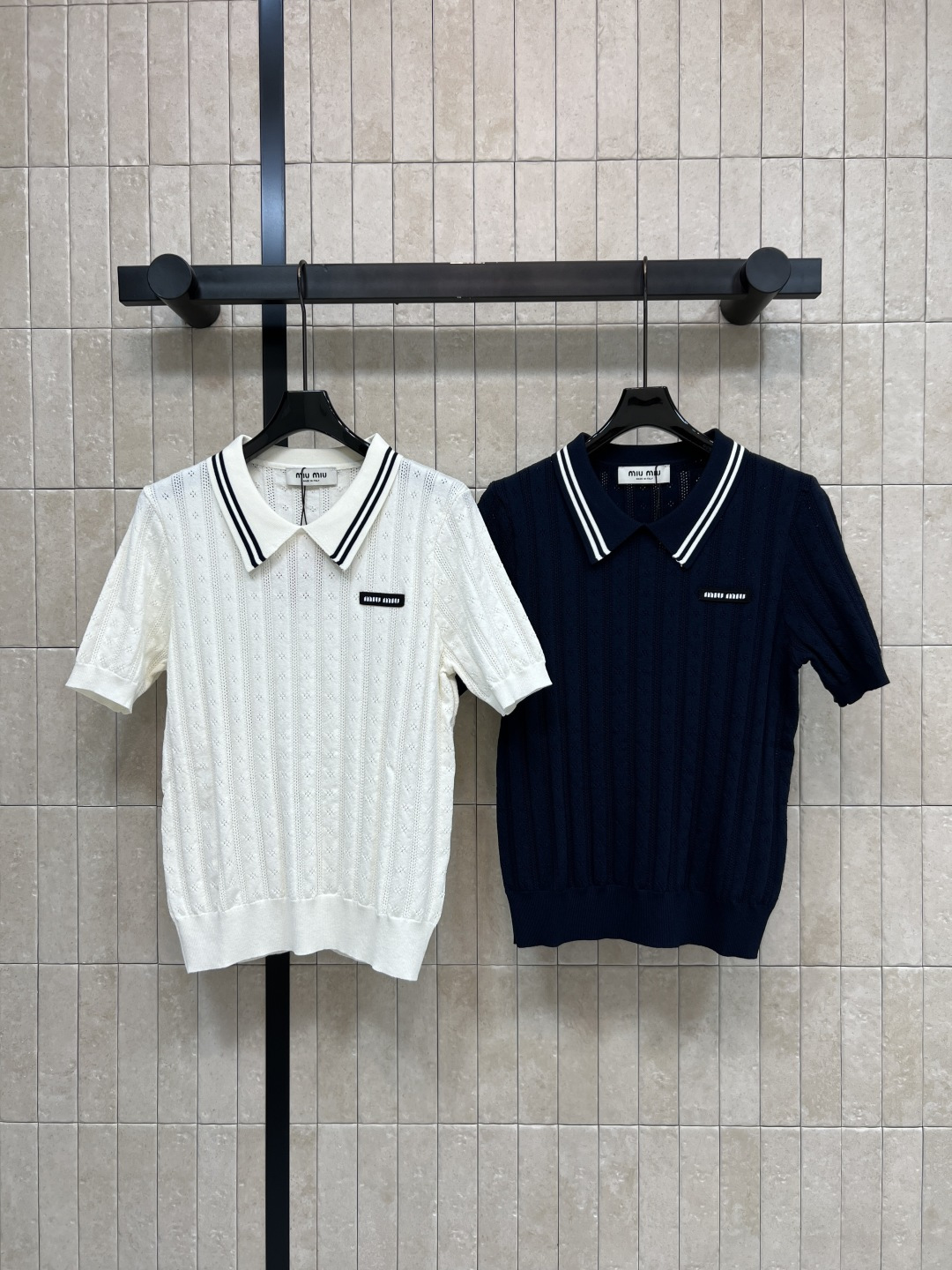 NO:843541,MIU Home 26 new summer style Lapel knitted short sleeves Made of Tencel blended fabric Vertical stripes + hollow design Breathable and comfortable Polo lapel with black and white contrasting stripes Letter logo embroidery on the chest Slim fit and slim fit Looks great with high-waisted skirts or casual pants Can be easily managed for daily commuting and campus wear Two colors and three codes Size/S-M-L,,miumiu,skirts,T-shirt,19860909MIU家 26夏季新款 翻领针织短袖 采用天丝混纺面料 竖条纹+镂空设计 透气又舒适 Polo翻领配黑白撞色条纹 胸前字母徽标刺绣 修身剪裁显瘦 搭高腰裙或休闲裤都很好看 日常通勤 校园穿搭都能轻松驾驭 两色三码Size/S-M-L,,miumiu,skirts,T-shirt,,Women's clothing
