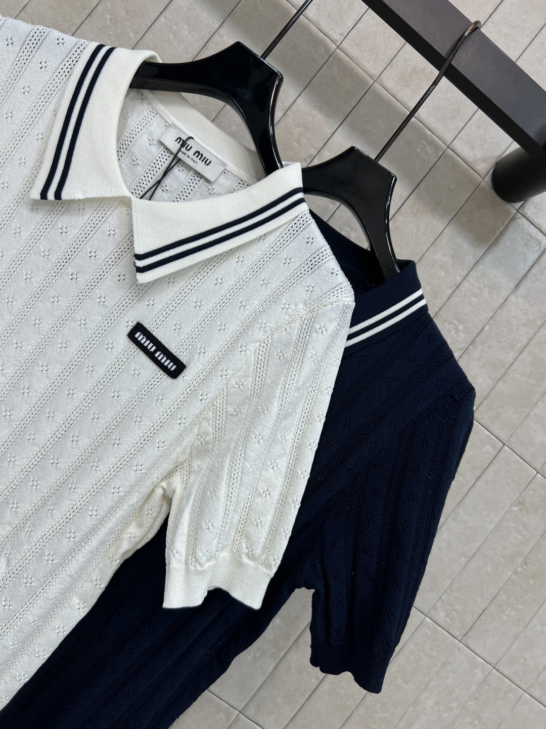 MIU家 26夏季新款 翻领针织短袖 采用天丝混纺面料 竖条纹+镂空设计 透气又舒适 Polo翻领配黑白