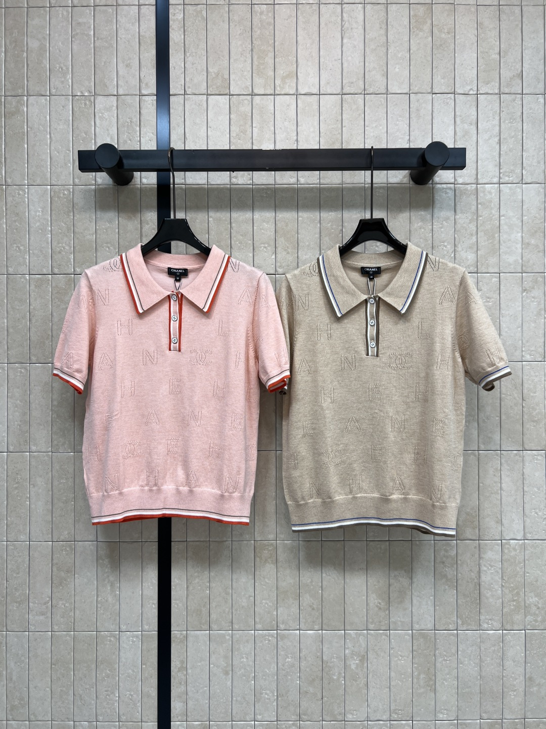NO:843552,C Home 26 new summer style contrasting short-sleeved top made of cotton blended fabric, soft and delicate to the touch, classic Polo lapel design, with contrasting edges, all-over hollow letters, exquisite details, slightly loose version, the upper body is lazy and hides the flesh, suitable for daily travel, commuting and other scenarios. Three colors and three codes Size/S-M-L,,chanel,T-shirt,19860909C家 26夏季新款 撞色短袖上衣 采用棉质混纺面料 触感软糯细腻 经典Polo翻领设计 搭配撞色包边 通体镂空字母 细节精致 微宽松的版型 上身慵懒又藏肉 适配日常 出游 通勤等所有场景 三色三码Size/S-M-L,,chanel,T-shirt,,Women's clothing