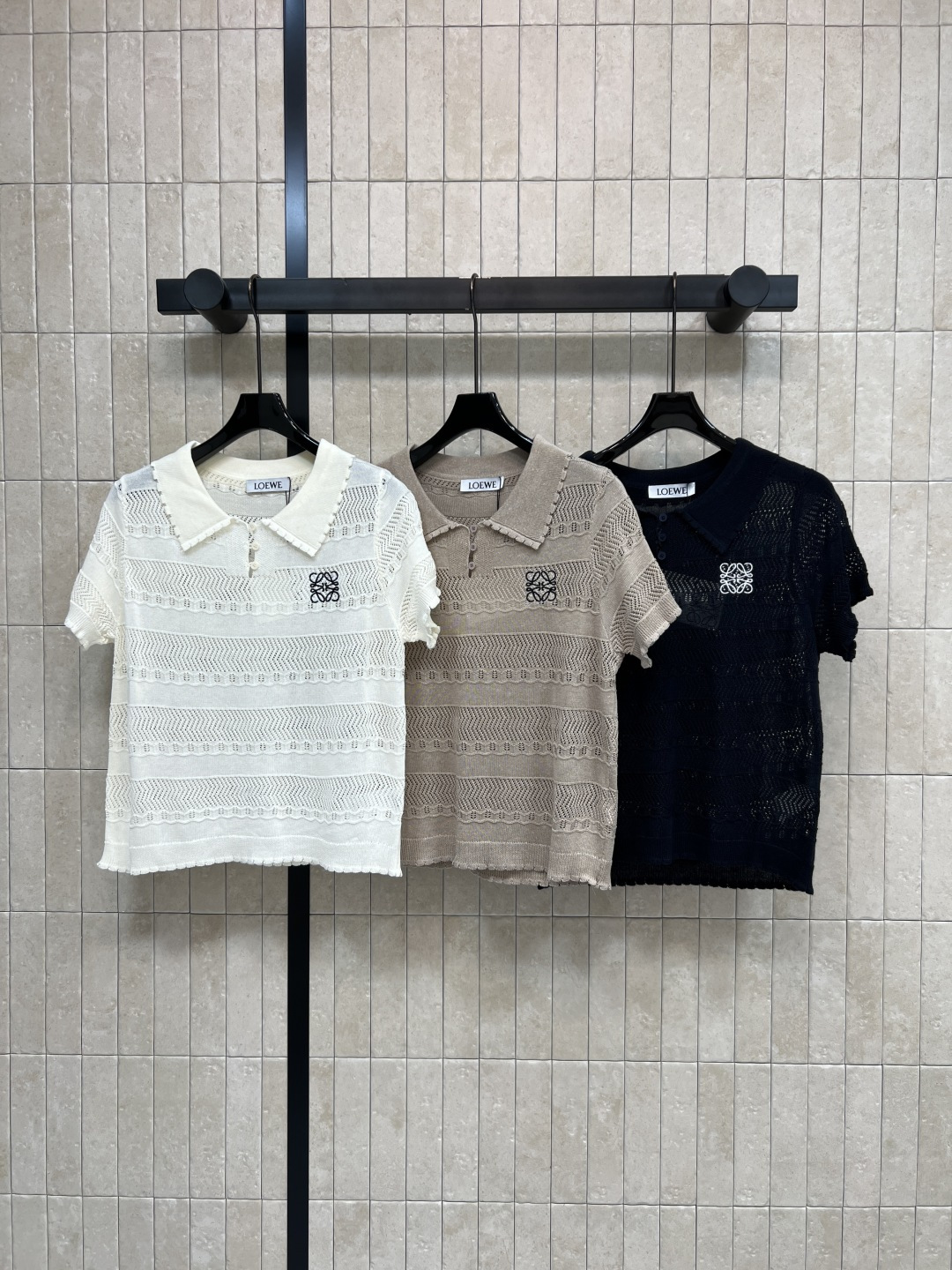 NO:843545,LW Home’s 26 new summer style hollow Polo shirt. Made of Tencel blended fabric. Loose fit. Slightly closed hem. Polo collar + hollow lace design. The brand embroidery on the chest is very recognizable. It can be worn casually with jeans or overalls. You can easily choose sweet and cool or commuting style. Three colors and three codes, Size/S-M-L,,jeans,19860909LW家 26夏季新款 镂空Polo衫 采用天丝混纺面料 宽松版型 下摆微收 Polo领+镂空花边设计 胸前品牌刺绣超有辨识度 随便搭牛仔裤or工装裤 甜酷or通勤风都能轻松拿捏 三色三码Size/S-M-L,,jeans,,Women's clothing