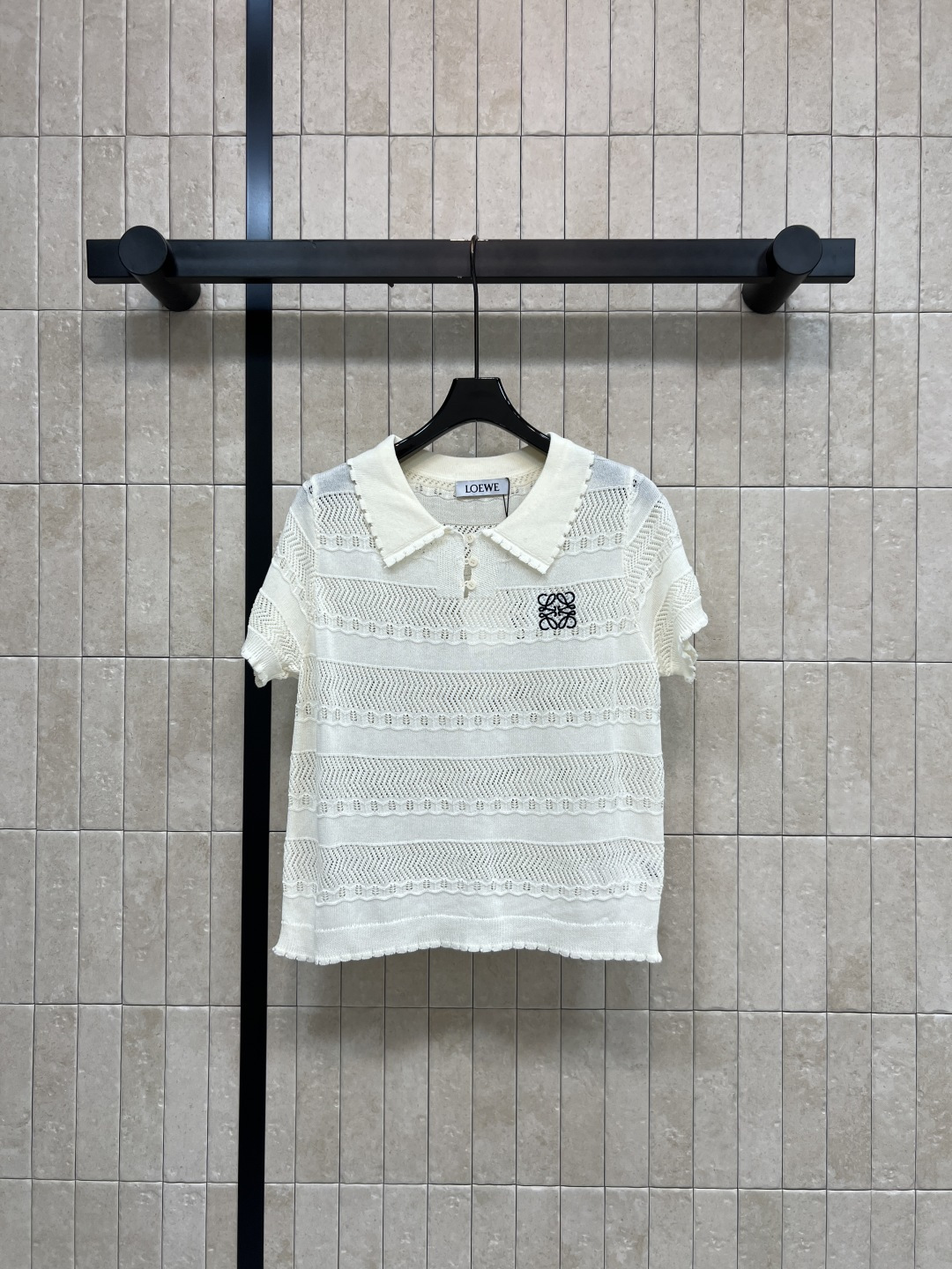 LW家 26夏季新款 镂空Polo衫 采用天丝混纺面料 宽松版型 下摆微收 Polo领+镂空花边设计 胸