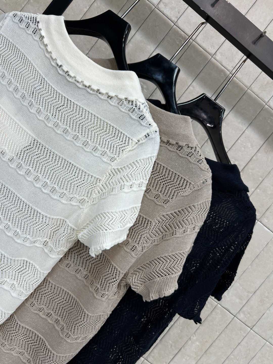 LW家 26夏季新款 镂空Polo衫 采用天丝混纺面料 宽松版型 下摆微收 Polo领+镂空花边设计 胸