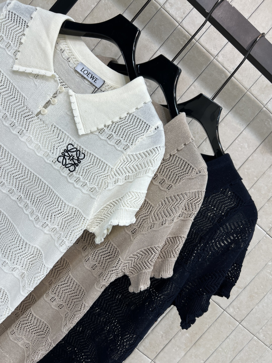 LW家 26夏季新款 镂空Polo衫 采用天丝混纺面料 宽松版型 下摆微收 Polo领+镂空花边设计 胸