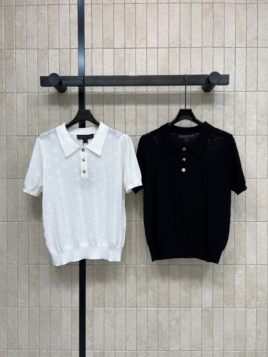 NO:843555,L's 26 new summer model, jacquard Polo short sleeves, made of mulberry silk and cotton blended fabric, hollow mesh texture, placket with metal logo buckle, full details, all-over dark jacquard, exquisite craftsmanship, full texture, very versatile with skirts and jeans, suitable for daily commuting, two colors and three codes, Size/S-M-L,, louis vuitton, skirts, jeans, T-shirt,19860909L家 26夏季新款 提花Polo短袖 采用桑蚕丝棉混纺面料 镂空网眼肌理 门襟搭配金属logo扣 细节拉满 通体暗纹提花 工艺细腻 质感拉满 搭配半裙 牛仔裤 都很百搭 通勤日常都适配 两色三码Size/S-M-L,,louis vuitton,skirts,jeans,T-shirt,,Women's clothing