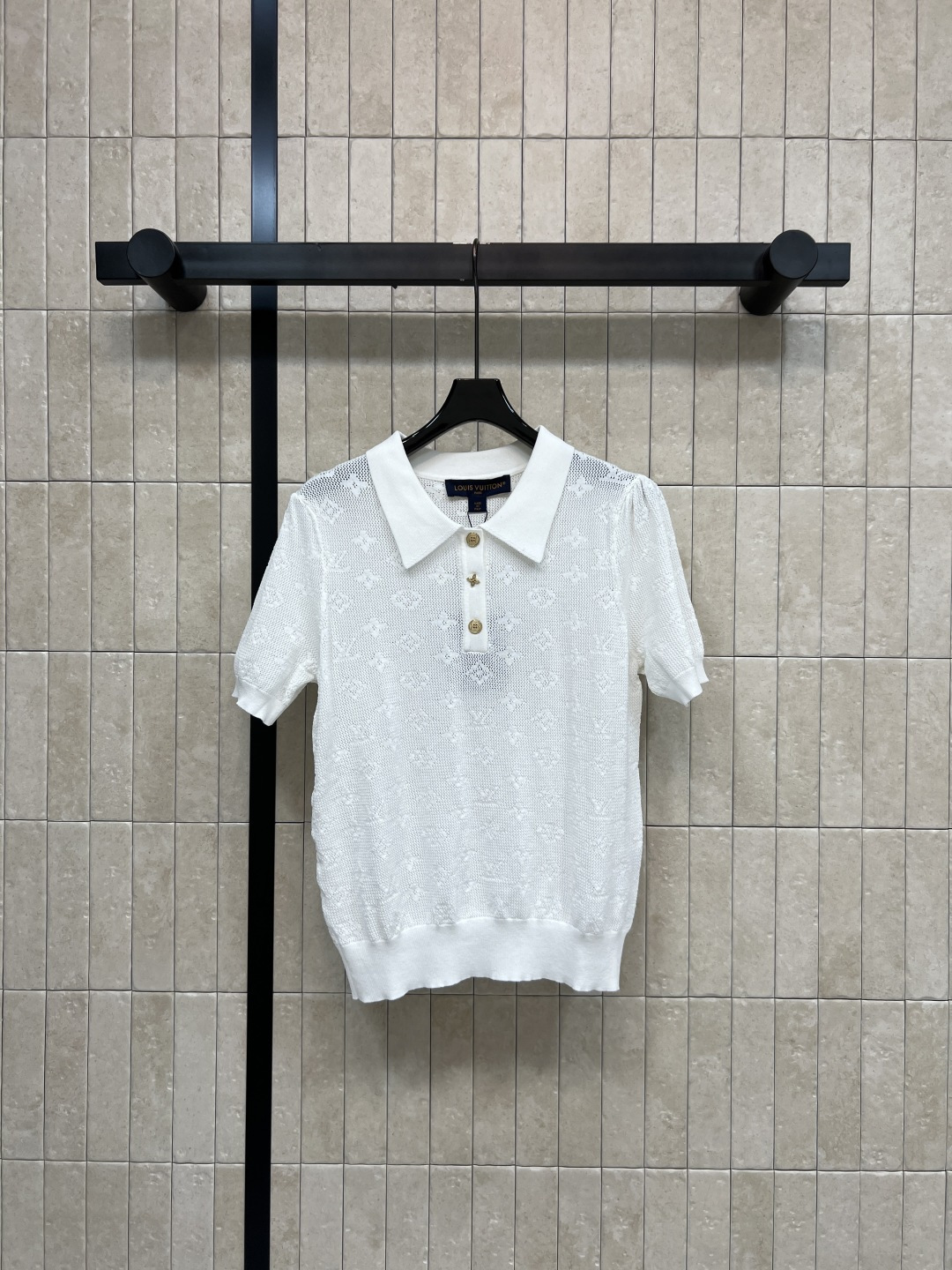 L家 26夏季新款 提花Polo短袖 采用桑蚕丝棉混纺面料 镂空网眼肌理 门襟搭配金属logo扣 细节拉