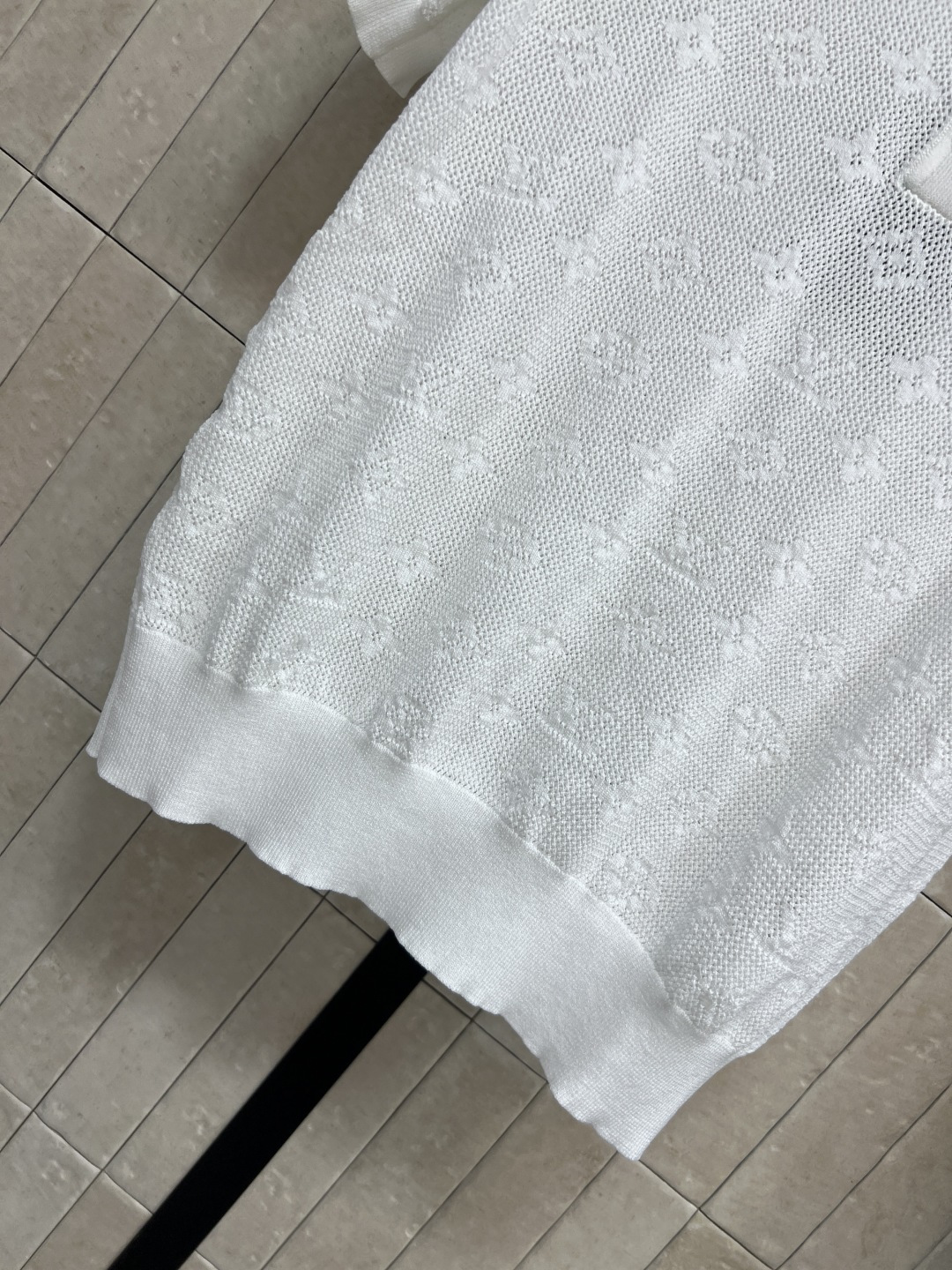 L家 26夏季新款 提花Polo短袖 采用桑蚕丝棉混纺面料 镂空网眼肌理 门襟搭配金属logo扣 细节拉