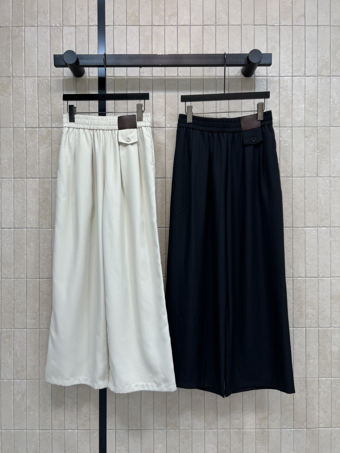 NO:843502,LW’s 26 new summer style elastic waist wide-leg pants. The fabric is soft and delicate. Good vertical feeling. High-waist elastic design. Slim and tolerant. Not picky about body shape. Loose straight version. Walking brings a lazy atmosphere. It can be worn with short tops and shirts. It can be worn for commuting, shopping or dating. Two colors and three sizes, Size/S-M-L, shirts,19860909LW家 26夏季新款 松紧腰阔腿裤 面料柔软细腻 垂直感好 高腰松紧设计 显瘦又包容 不挑身材 宽松直筒版型 走路自带慵懒氛围 随便配短上衣 衬衫都好看 通勤 逛街 约会都能穿 两色三码Size/S-M-L,,shirts,,Women's clothing