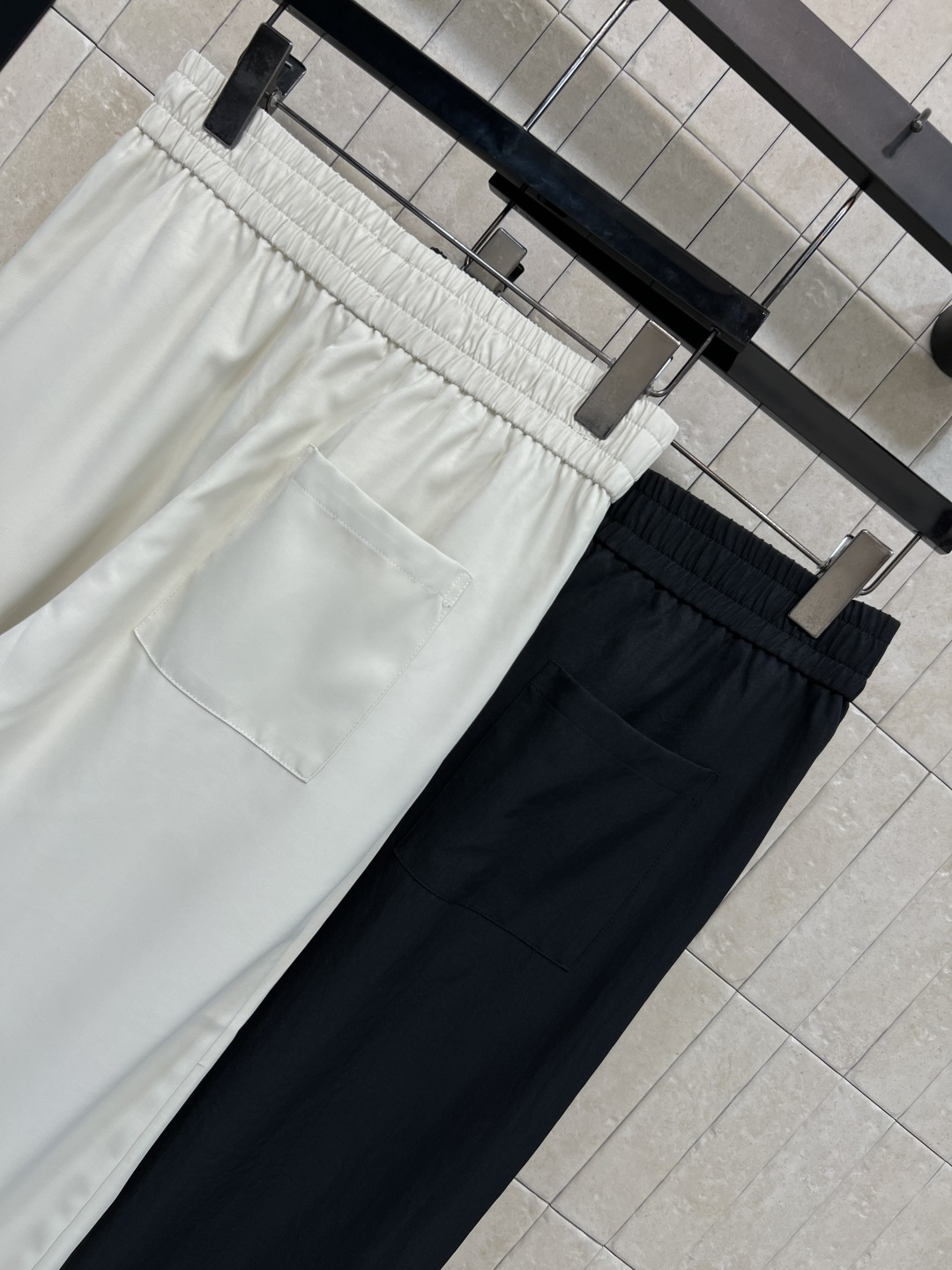 LW家 26夏季新款 松紧腰阔腿裤 面料柔软细腻 垂直感好 高腰松紧设计 显瘦又包容 不挑身材 宽松直筒
