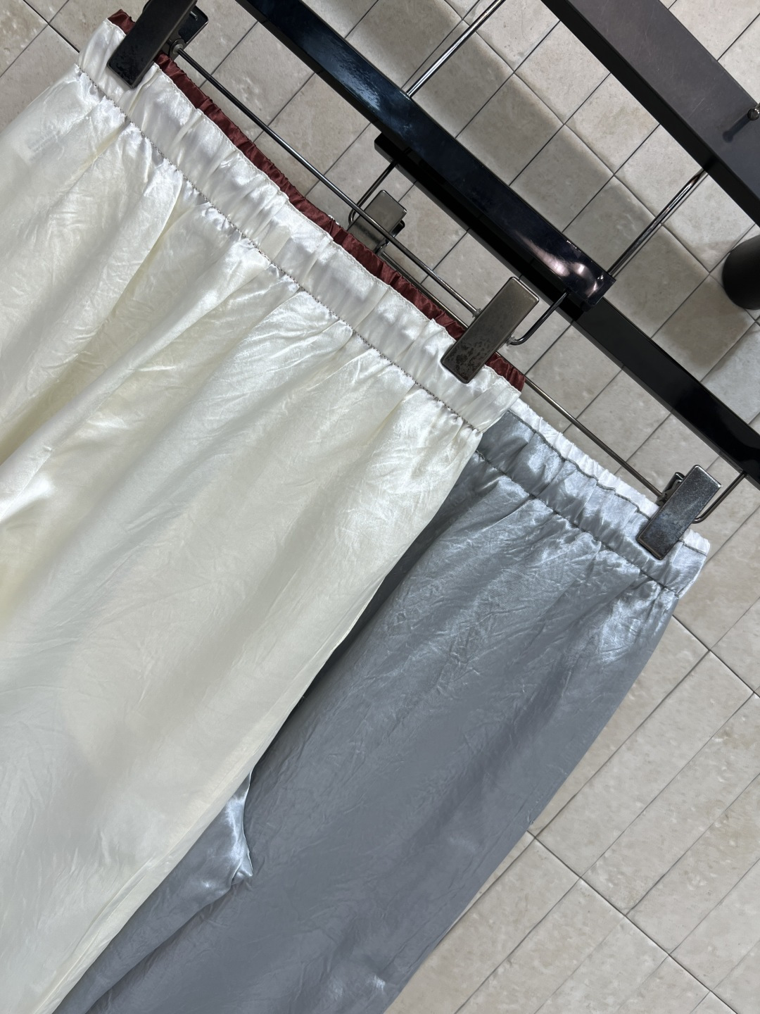H家 26夏季新款 抽绳撞色阔腿裤 面料垂坠顺滑 上身自带凉感 松紧腰搭配撞色抽绳设计 宽松阔腿版型 包