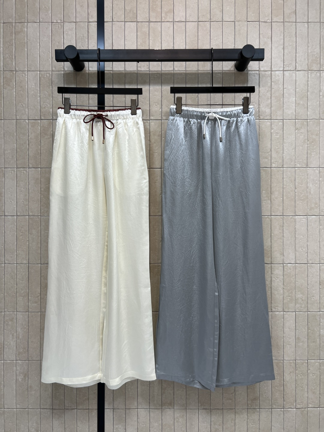 NO:844170,H Home 26 new summer style drawstring contrasting wide-leg pants. The fabric drapes smoothly and has a cool feeling on the upper body. Elastic waist with contrasting drawstring design. Loose wide-leg version. It accommodates various leg shapes. It hides the muscles and looks slim. It is very suitable to match with T-shirts, suspenders and shirts. It can provide you with a relaxed feeling all summer. Two colors and three codes, Size/S-M-L, shirts, tees, t-shirt,19860909H家 26夏季新款 抽绳撞色阔腿裤 面料垂坠顺滑 上身自带凉感 松紧腰搭配撞色抽绳设计 宽松阔腿版型 包容各种腿型 藏肉显瘦 搭配T恤 吊带 衬衫都超合适 承包你整个夏天的松弛感穿搭 两色三码Size/S-M-L,,shirts,tees，t-shirt,,Women's clothing