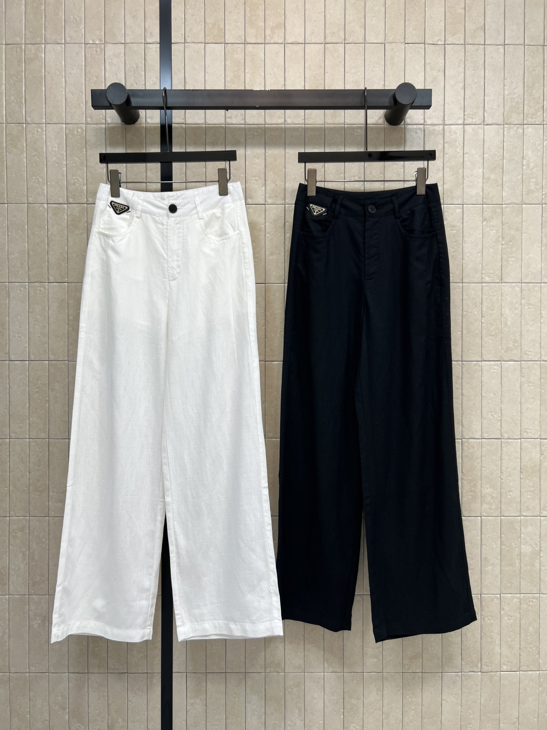 NO:844177,PD Home’s 26 new summer style linen wide-leg pants are made of linen fabric and have a great drape. The high-waisted straight version hides the flesh and shows the length of the legs. It can also be easily controlled by the pear-shaped body. The triangle mark on the side is low-key and elegant. It is super textured when paired with T-shirts and shirts. It can be easily controlled for commuting and leisure. Two colors and three codes, Size/S-M-L,, dior, shirts, tees, t-shirt,19860909PD家 26夏季新款 亚麻阔腿裤 采用亚麻面料 垂坠感一绝 高腰直筒版型藏肉又显腿长 梨形身材也能轻松驾驭 侧边三角标低调又显贵 搭配T恤 衬衫都超有质感 通勤休闲都能轻松驾驭 两色三码Size/S-M-L,,dior,shirts,tees，t-shirt,,Women's clothing