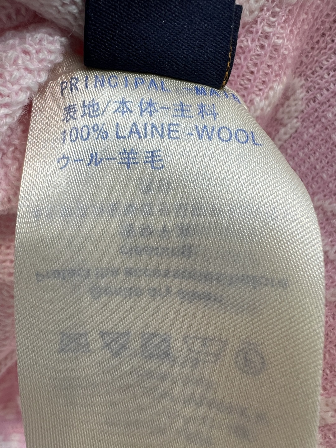 L家 26夏季新款 老花针织上衣 羊毛柔软亲肤面料 透气舒适 胸前金属链条点缀 圆领简约 日常休闲或轻运
