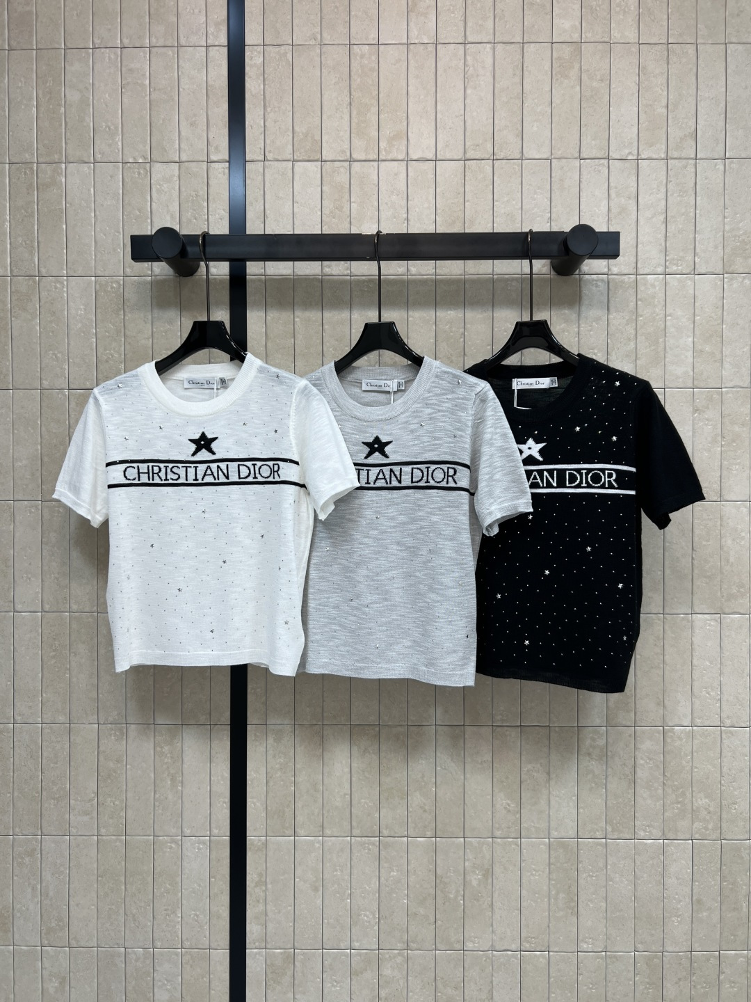 NO:844198,D Home 26 new summer style short-sleeved T-shirt with letter embroidery. Made of Tencel blended fabric. Decorated with star embroidery. Simple and recognizable. Logo word + star pattern embroidery on the chest. Slim fit. Breathable and fashionable. Easy to wear when going out or on vacation. Pair with jeans or skirt. Get casual and lazy style. Three colors and three codes Size/S-M-L, dior, skirts, jeans, T-shirt, tees, t-shirt,19860909D家 26夏季新款 字母刺绣短袖T恤 采用天丝混纺面料 点缀星星刺绣 简约又有辨识度 胸前logo字样+星星图案刺绣 修身剪裁 透气又时髦 日常出街或度假都能轻松驾驭 搭配牛仔裤或半裙 随性慵懒风get 三色三码Size/S-M-L,,dior,skirts,jeans,T-shirt,tees，t-shirt,,Women's clothing