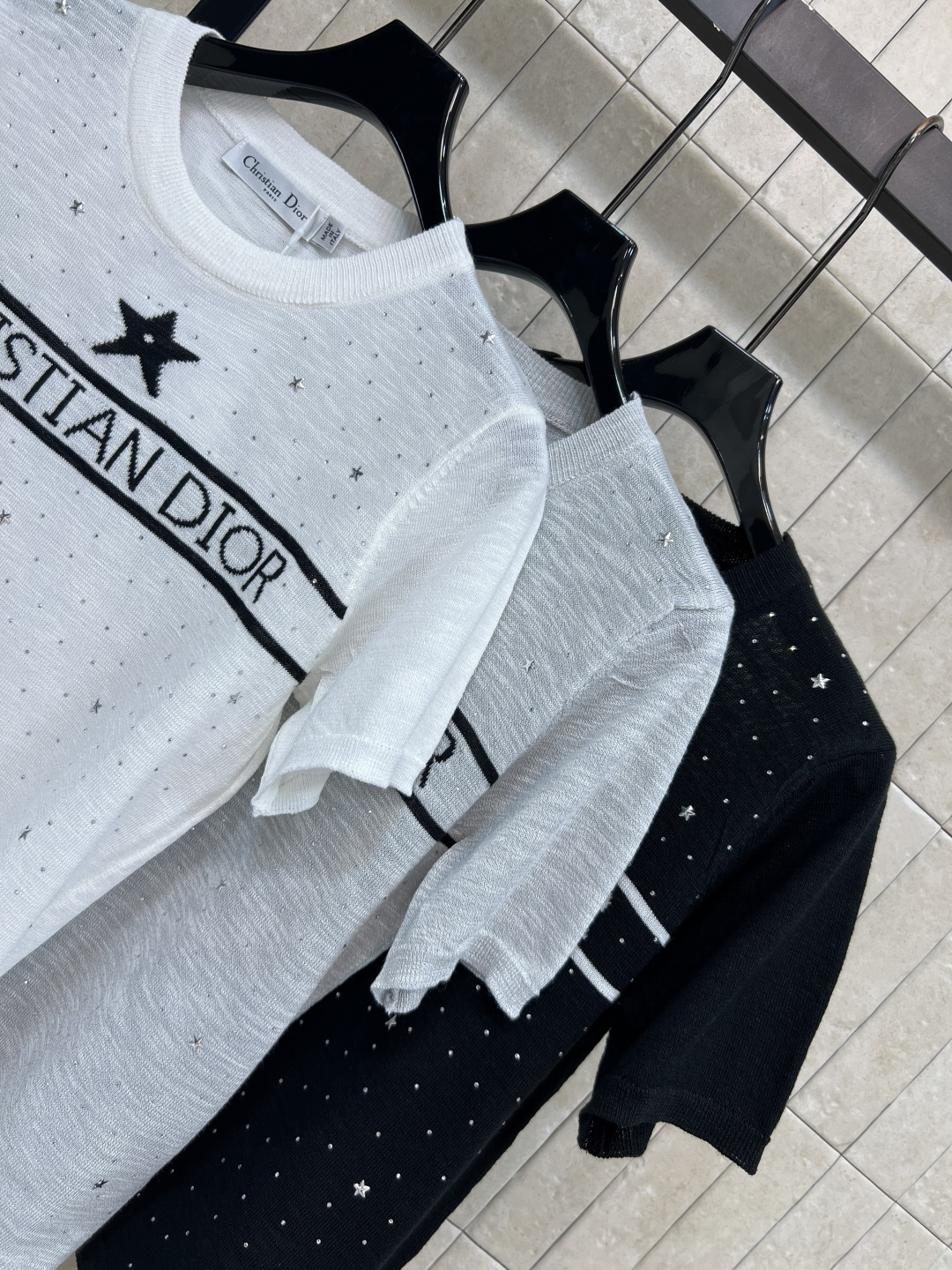 D家 26夏季新款 字母刺绣短袖T恤 采用天丝混纺面料 点缀星星刺绣 简约又有辨识度 胸前logo字样+