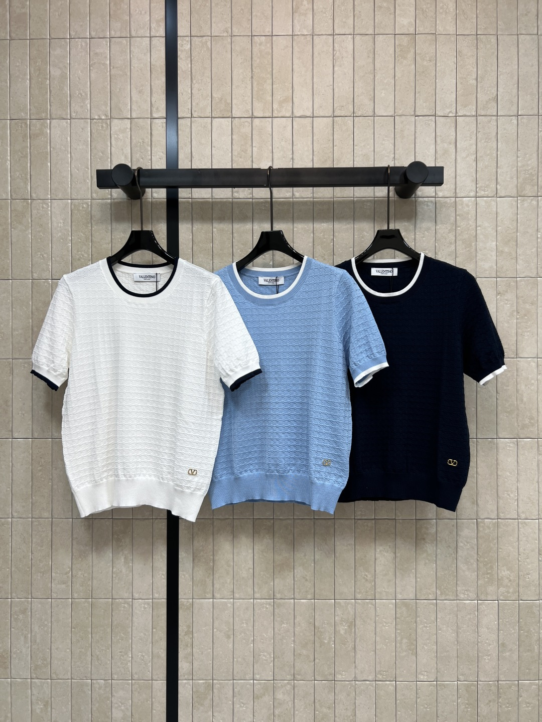 NO:844207,V Home 26 new summer style contrasting texture short-sleeved T-shirt made of mulberry silk blended fabric, full of three-dimensional texture and soft to the touch, round neck + contrasting cuff design, full of details, fashionable and versatile, breathable and not sweaty, suitable for commuting and leisure, fresh and simple, looks great with jeans or skirts, easy to get a refreshing summer outfit  Three colors and three codes Size/S-M-L,,skirts,jeans,T-shirt,tees,t-shirt,19860909V家 26夏季新款 撞色肌理短袖T恤 采用桑蚕丝混纺面料 立体肌理感满满 触感柔软 圆领+撞色袖口设计 细节感拉满 时尚又百搭 透气不闷汗 通勤休闲都OK 清新简约 搭配牛仔裤或半裙都很出彩 轻松get夏日清爽穿搭 三色三码Size/S-M-L,,skirts,jeans,T-shirt,tees，t-shirt,,Women's clothing