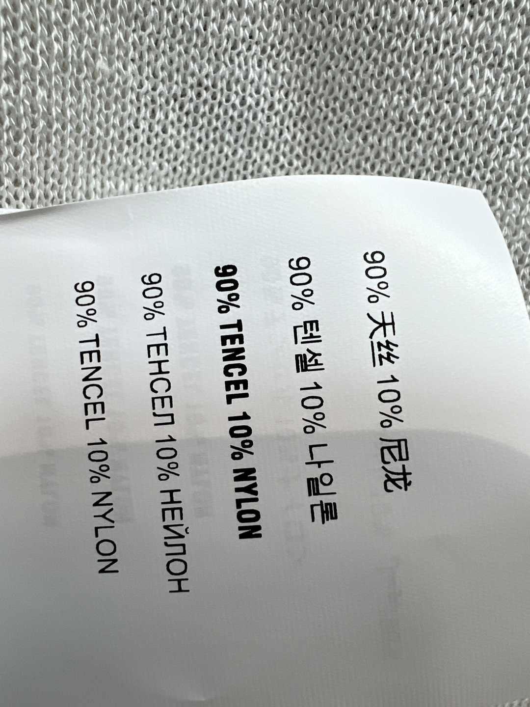 MIU家 26夏季新款 刺绣翻领短袖 采用天丝面料 轻薄透气 经典翻领搭配撞色明线设计 增添学院风细节 