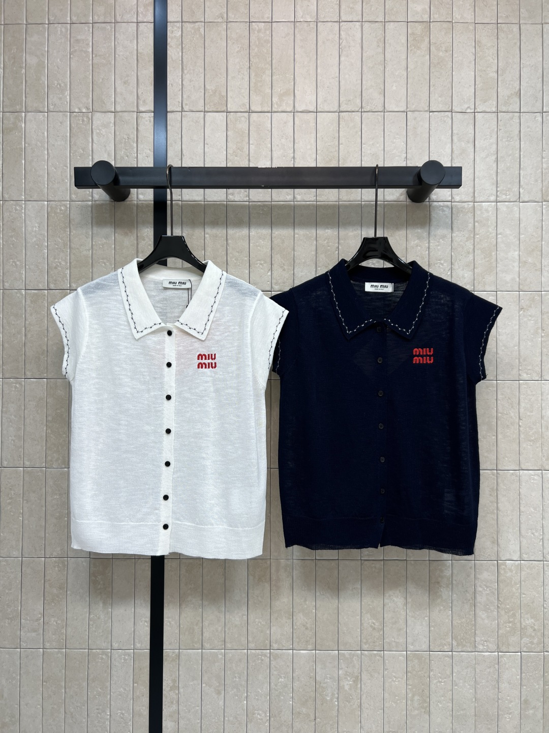 NO:844219,MIU Home 26 new summer style embroidered lapel short sleeves. Made of Tencel fabric. Light and breathable. Classic lapel with contrasting topstitch design. Adds college-style details. Red embroidered logo on the chest for easy recognition. Single-breasted design. Simple and elegant. Dropped shoulders and sleeveless version. Comfortable and not restrictive. Suitable to wear alone or layered. Two colors and three sizes, Size/S-M-L,,miumiu,T-shirt,19860909MIU家 26夏季新款 刺绣翻领短袖 采用天丝面料 轻薄透气 经典翻领搭配撞色明线设计 增添学院风细节 胸口红色刺绣logo 辨识度拉满 单排扣设计 简约大方 落肩无袖版型 舒适不束缚 单穿 叠穿都超合适 两色三码Size/S-M-L,,miumiu,T-shirt,,Women's clothing