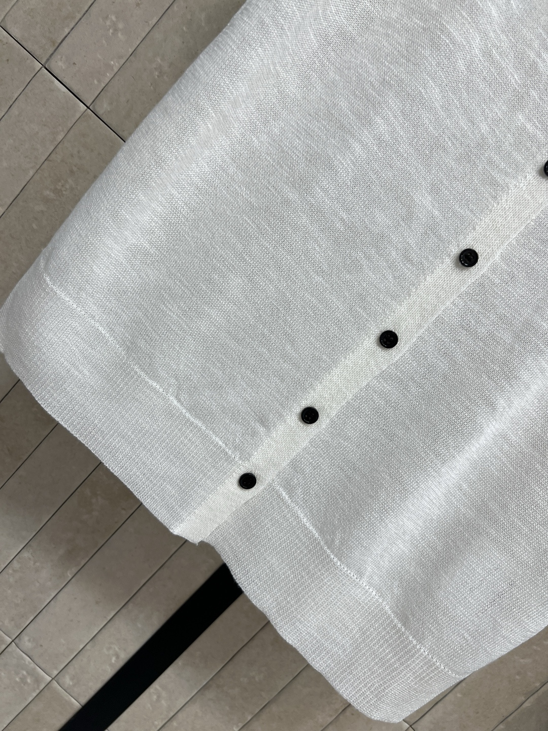 MIU家 26夏季新款 刺绣翻领短袖 采用天丝面料 轻薄透气 经典翻领搭配撞色明线设计 增添学院风细节 