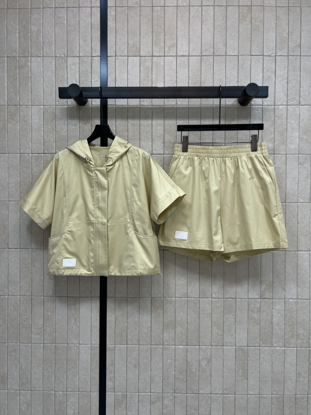 NO:844189,FD Home 26 new summer khaki hooded suit, hooded short-sleeved top + elastic waist shorts, loose shoulder design, casual feel, adjustable drawstring at the hem, elastic waist shorts of the same color, not tight and not picky about the legs, simple logo embellishment details, easy to create a Korean lazy style, daily travel, can be worn at home, one color three sizes Size/S-M-L,, dior, shorts, T-shirt, hats,19860909FD家 26夏季新款 卡其色连帽套装 连帽短袖上衣+松紧腰短裤 宽松落肩设计 自带休闲感 下摆抽绳可调节 同色系松紧腰短裤 不勒肉不挑腿型 简约logo标点缀细节 轻松打造韩系慵懒风 日常 出游 居家都能穿 一色三码Size/S-M-L,,dior,shorts,T-shirt,hats,,Women's clothing