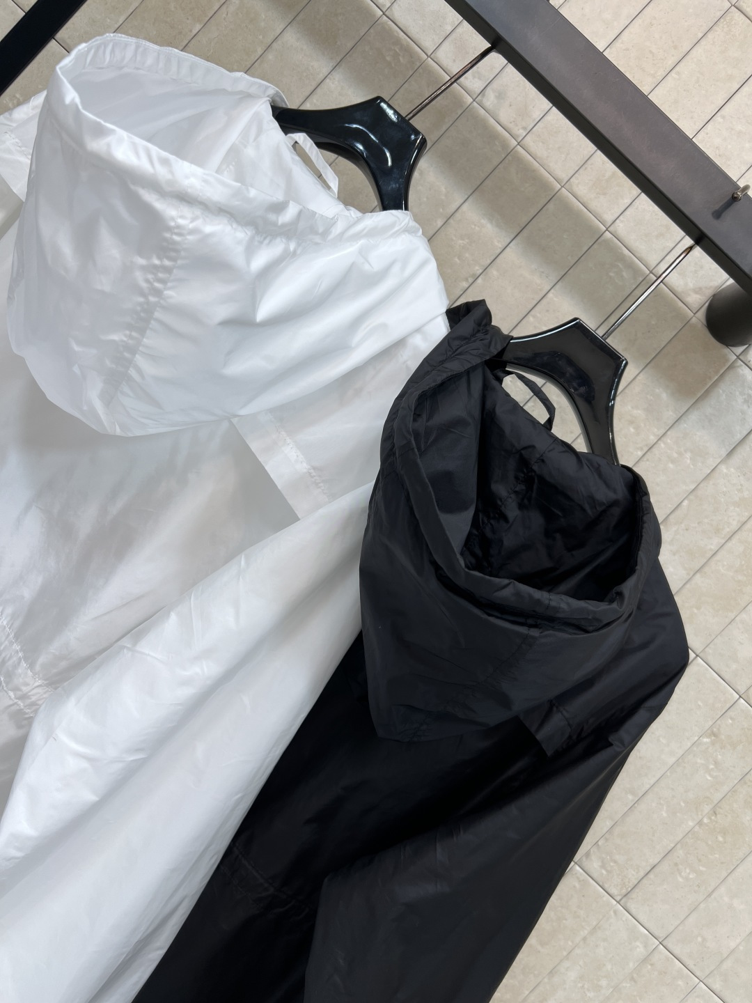 PD家 26夏季新款 三角标连帽防晒衣 面料轻薄透气  连帽抽绳设计 可调节松紧 胸前+口袋三角金属标 