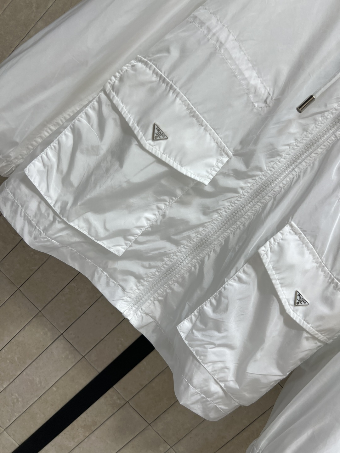 PD家 26夏季新款 三角标连帽防晒衣 面料轻薄透气  连帽抽绳设计 可调节松紧 胸前+口袋三角金属标 